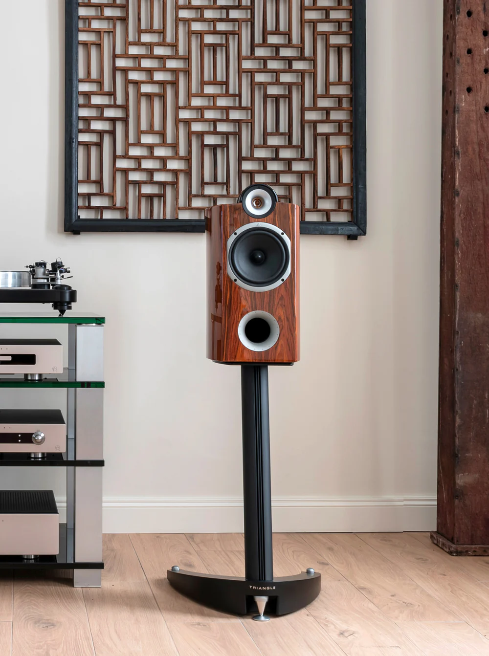 Triangle HiFi 師傅在蘇瓦松工坊手工組裝喇叭