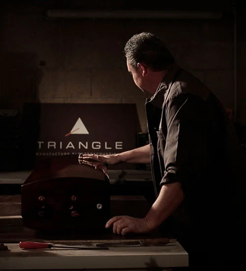 Triangle HiFi 師傅在蘇瓦松工坊手工組裝喇叭
