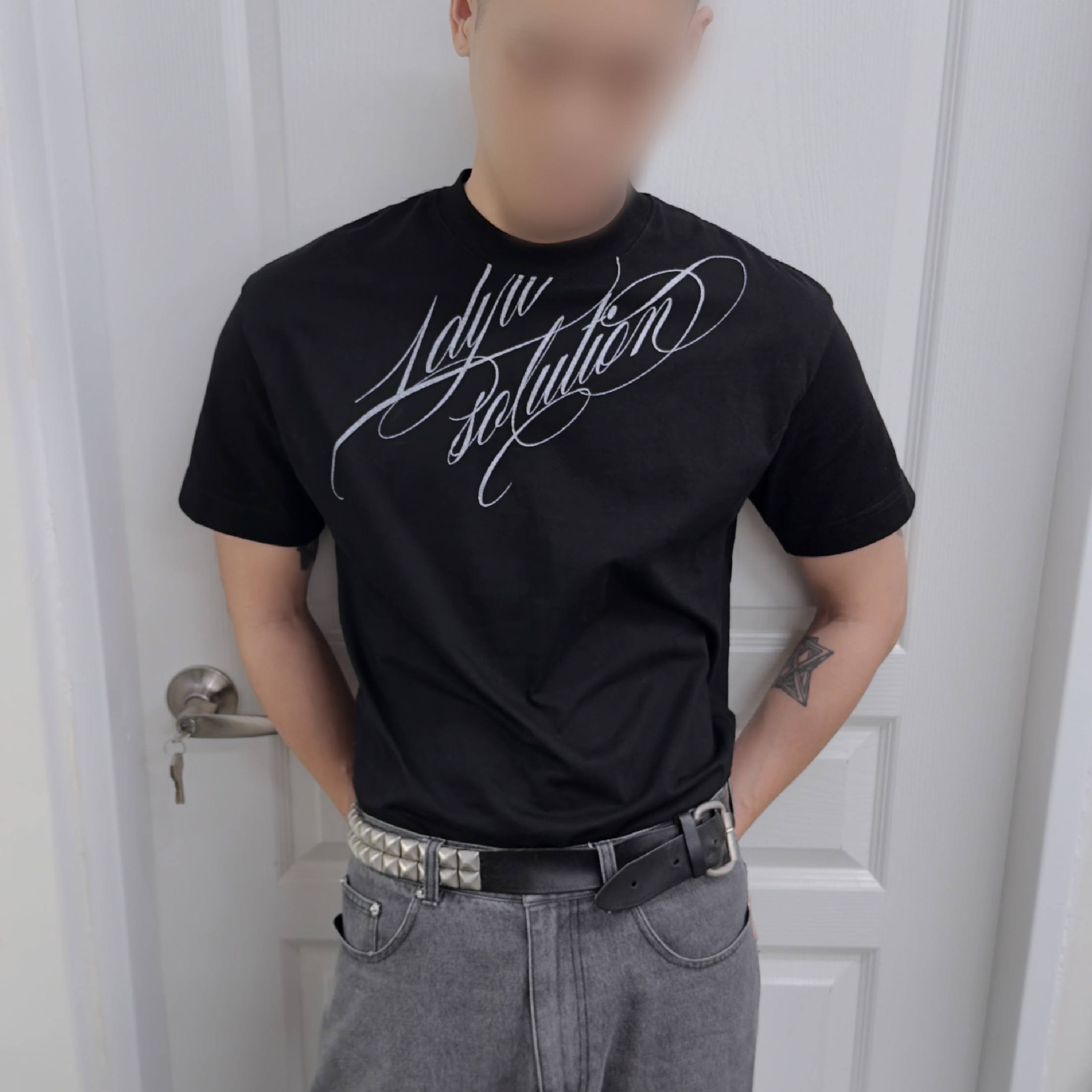 1dyll.assemblag 1ds Cursive Logo Slim Tee