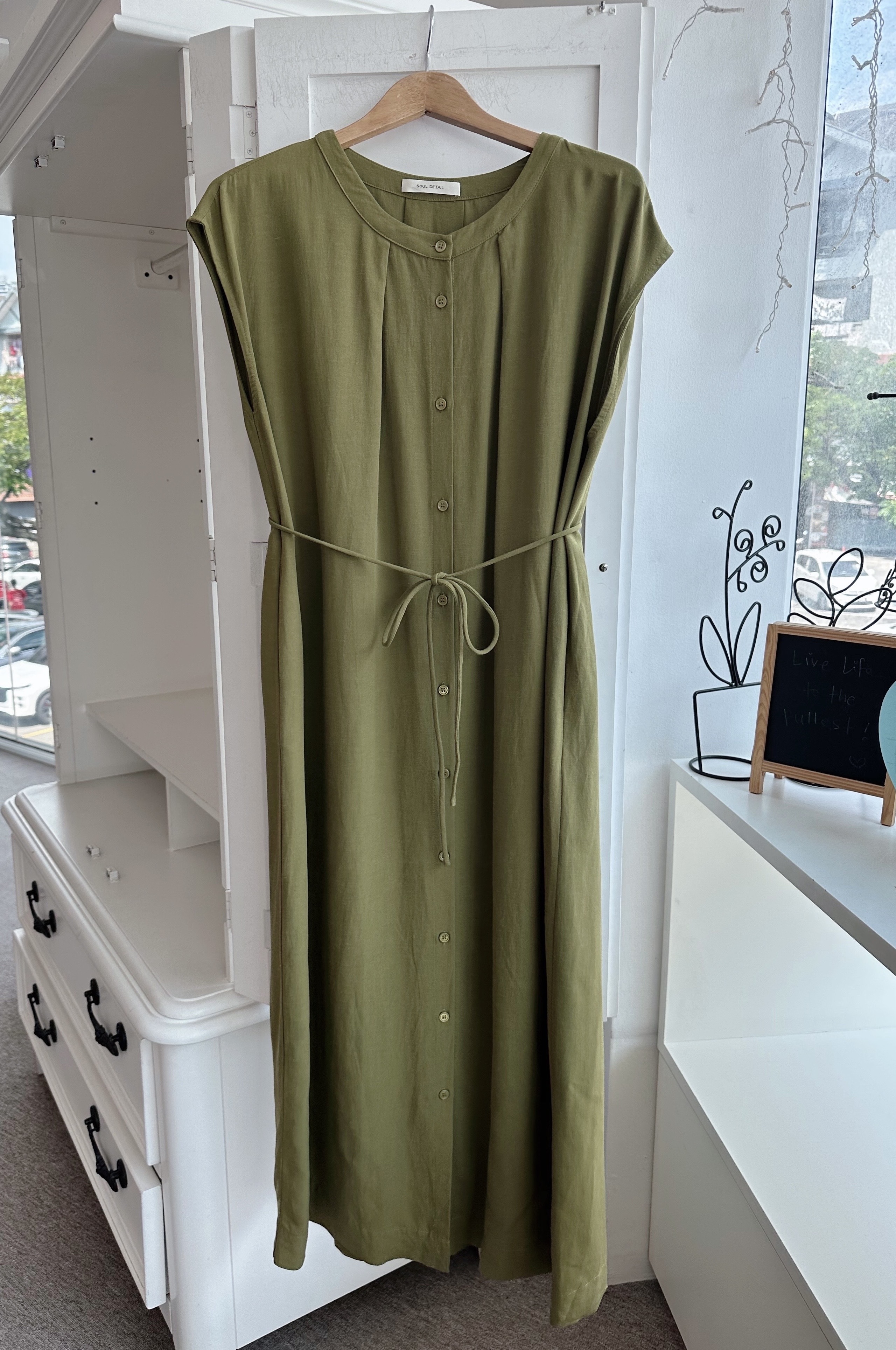 V SLEEVE BUTTON SHIFT LONG DRESS