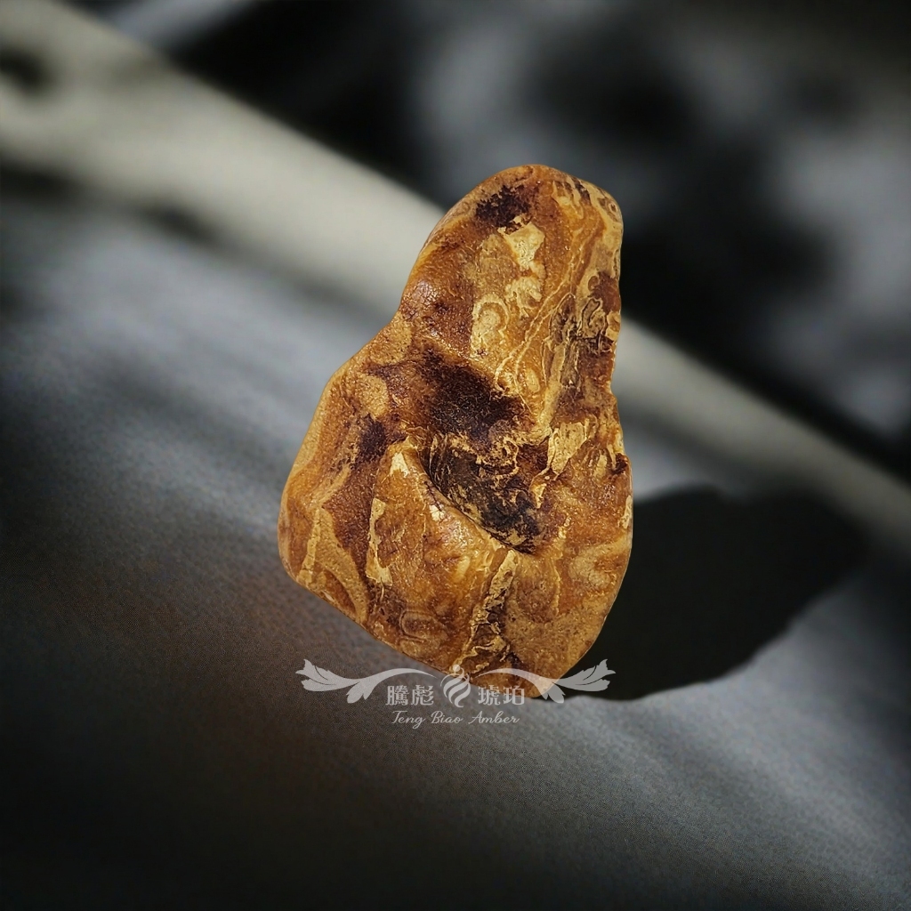 【騰彪琥珀】 收藏級全皮白花蜜蠟原礦 焦皮料把玩擺件 隨身搓香松香撲鼻 附保卡/可代送鑑定 避邪原石 可直立擺放