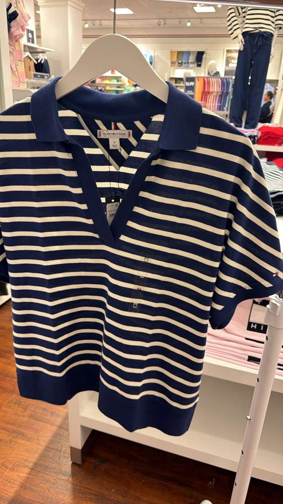 AG005 Tommy Hilfiger 藍白間條小V領上衣