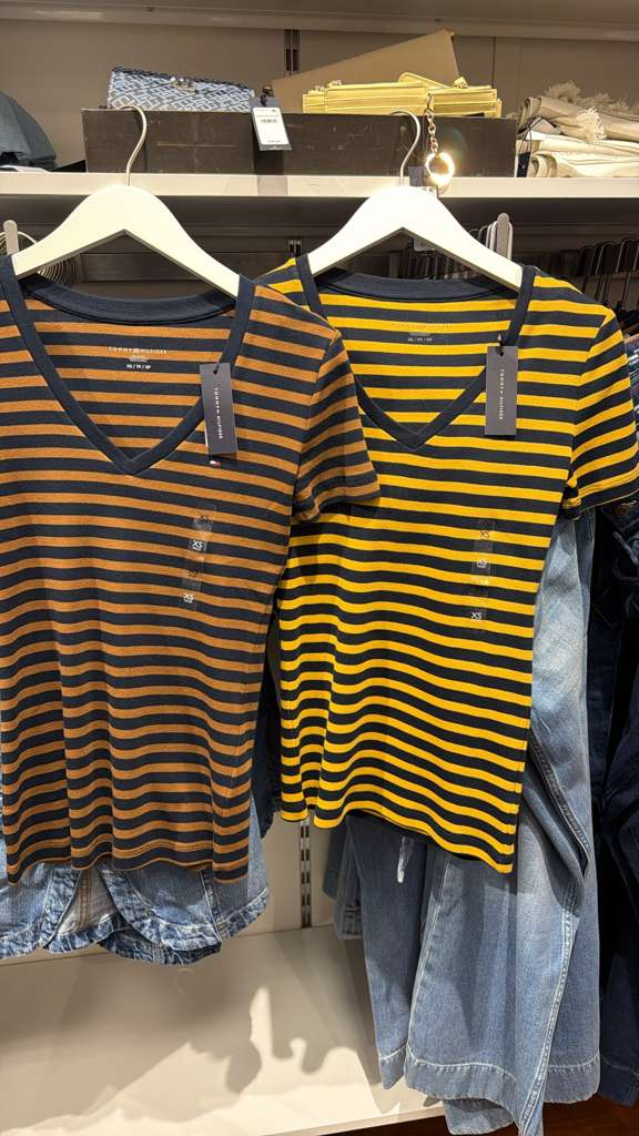 AG009 Tommy Hilfiger 小V領間條短袖上衣