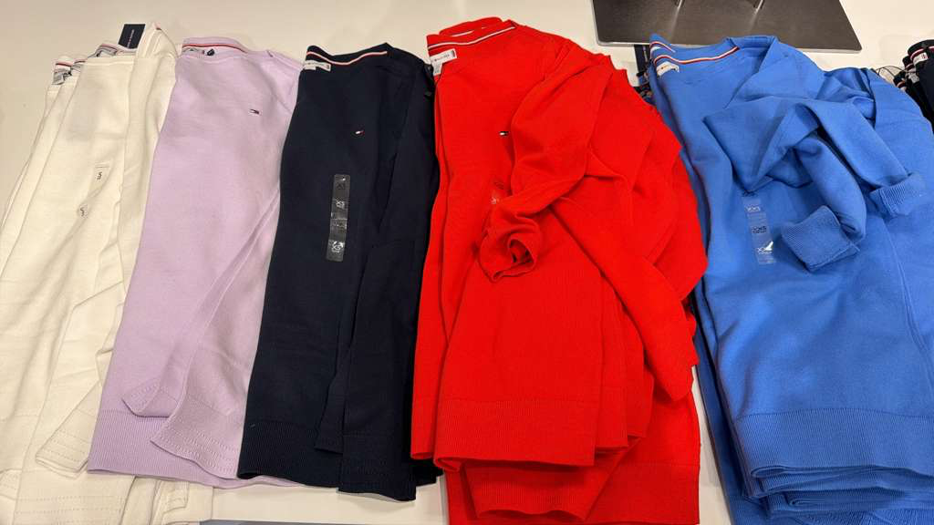 AG019 Tommy Hilfiger 淨色長袖上衣