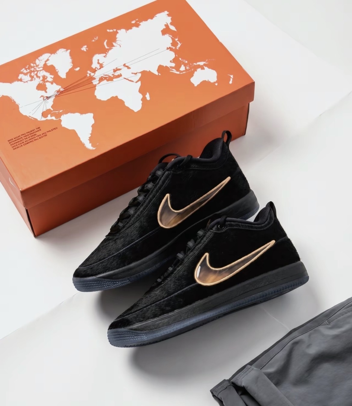 【逢甲FUZZY】Nike Book 2 黑金 絨毛 IX1833-001