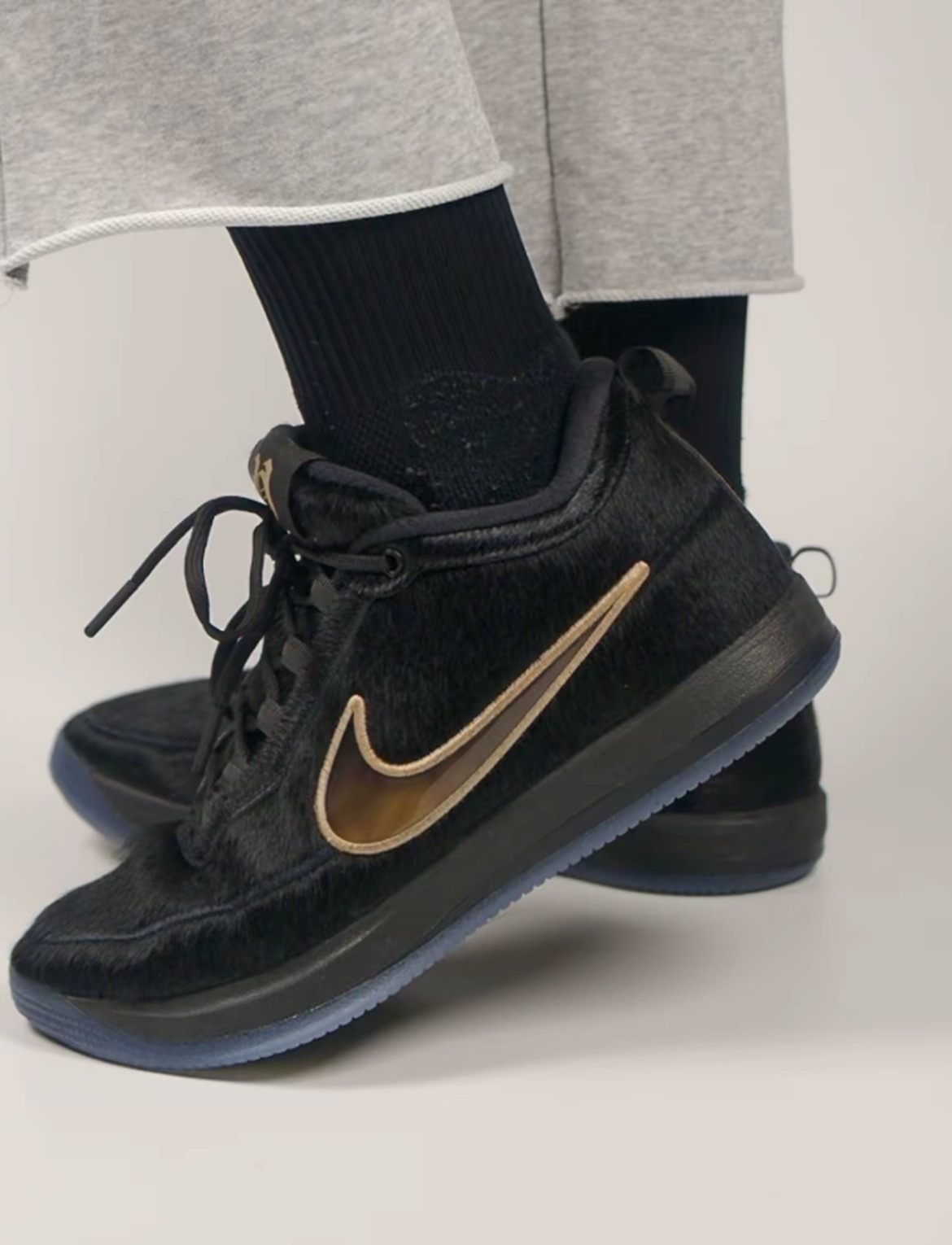 【逢甲FUZZY】Nike Book 2 黑金 絨毛 IX1833-001