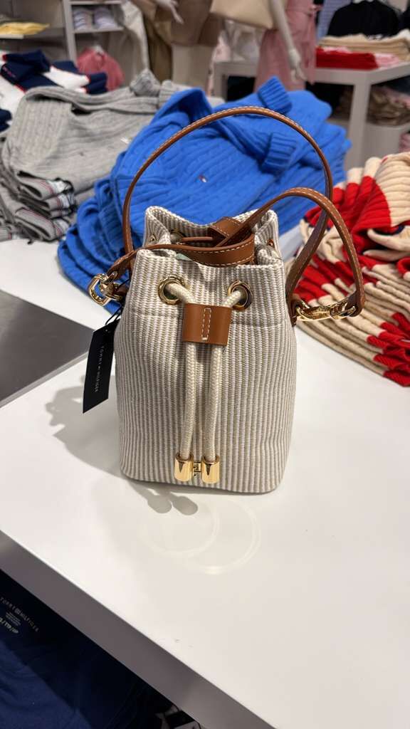 AG075 Tommy Hilfiger 杏色條紋水桶袋 14X20CM