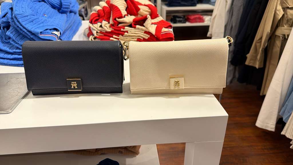 AG074 Tommy Hilfiger 金屬LOGOI翻蓋crossbody bag 21X11CM