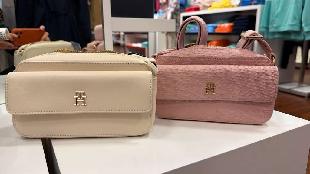 AG096 Tommy Hilfiger 淨色前翻拉鏈crossbody bag 20x11cm