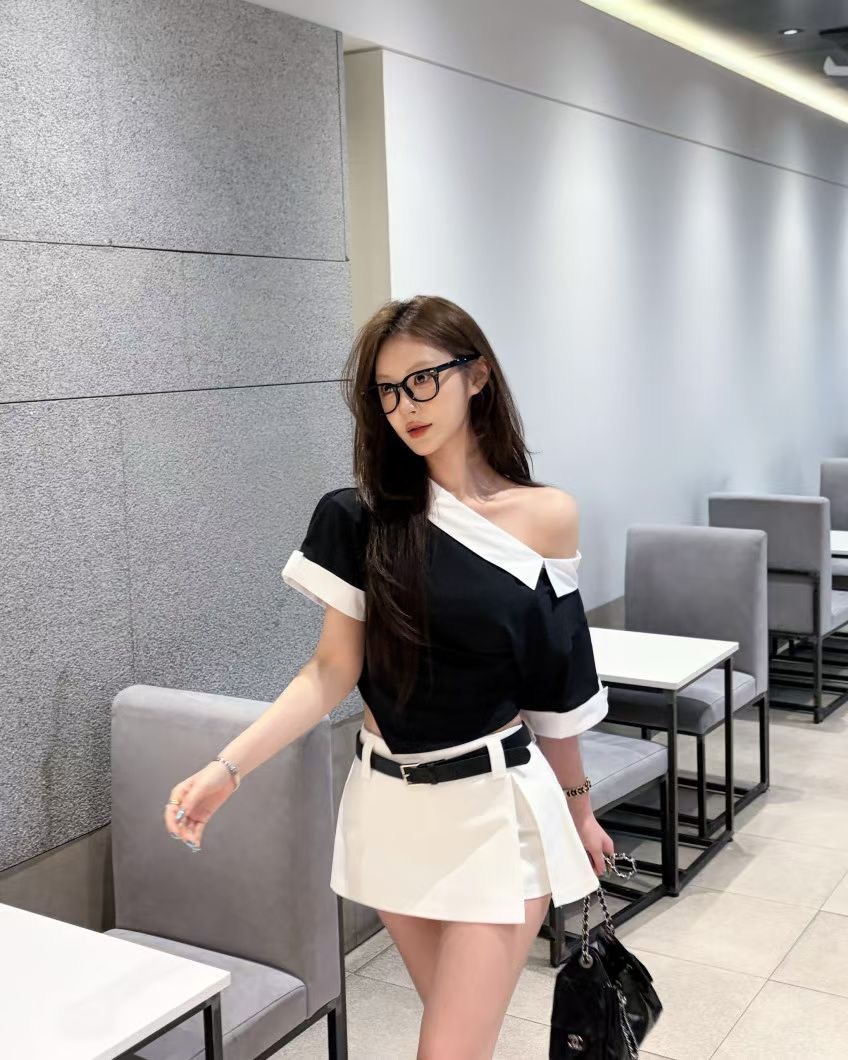 白邊單露肩設計款上衣