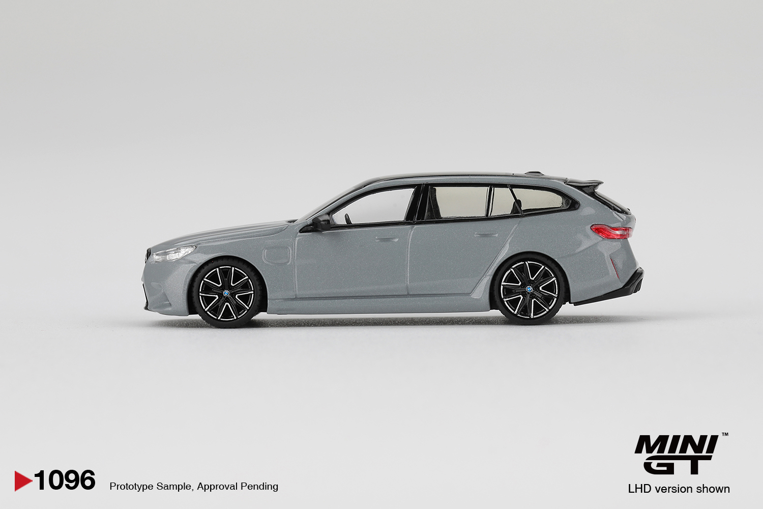 Mini GT #1096 1/64 BMW M5 Touring (G99) 布魯克林灰金屬 (右軚版)