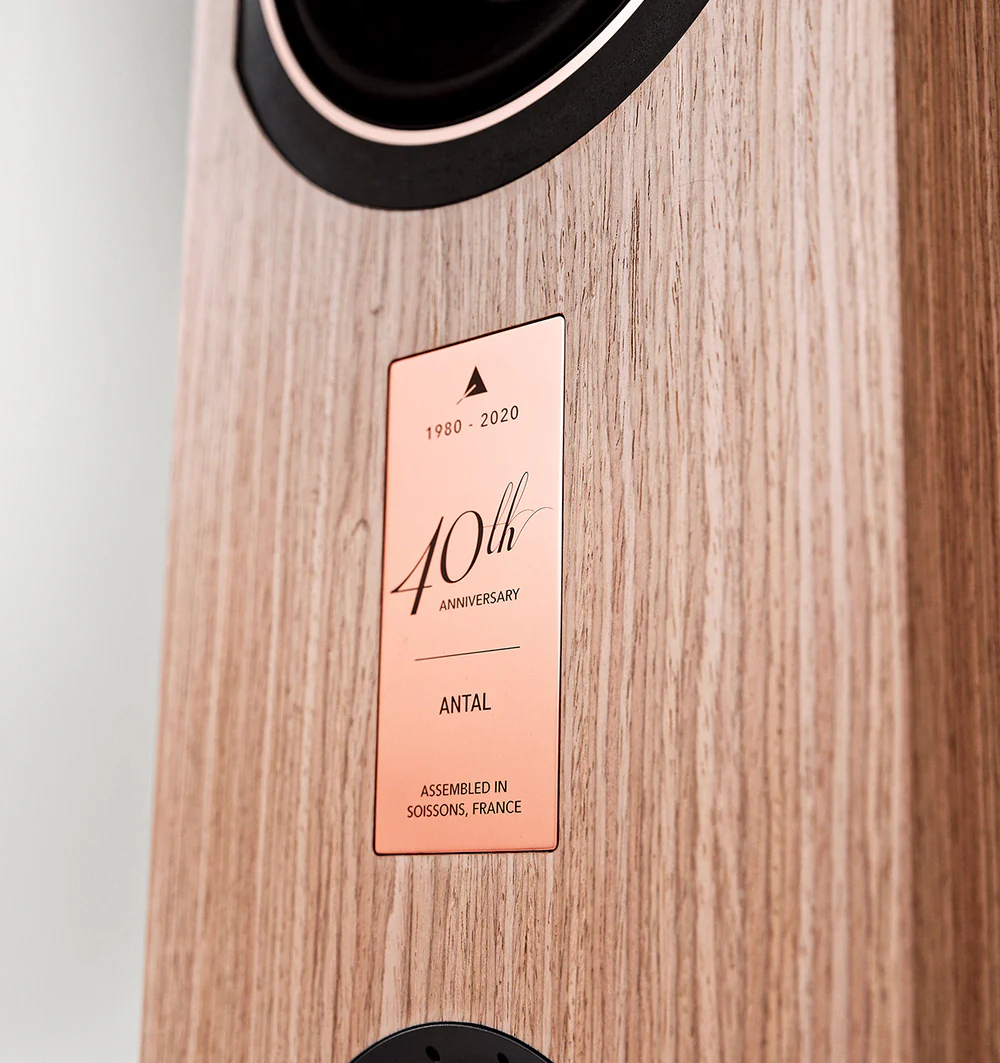 Triangle HiFi 師傅在蘇瓦松工坊手工組裝喇叭