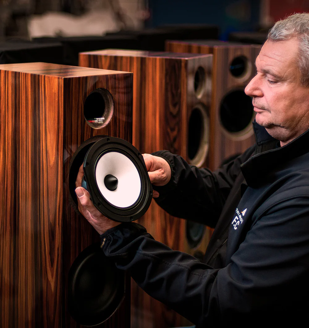 Triangle HiFi 師傅在蘇瓦松工坊手工組裝喇叭