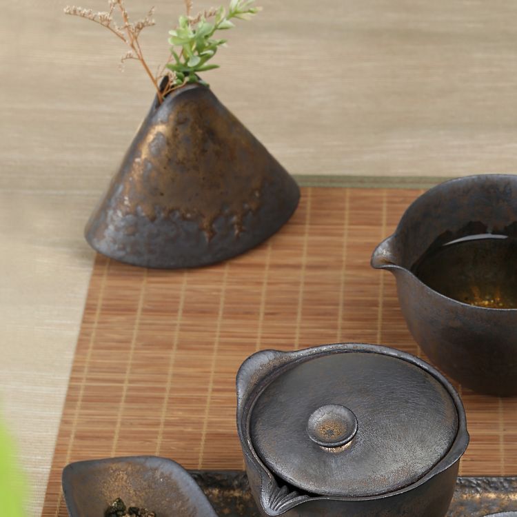 黑鐵釉三角花器