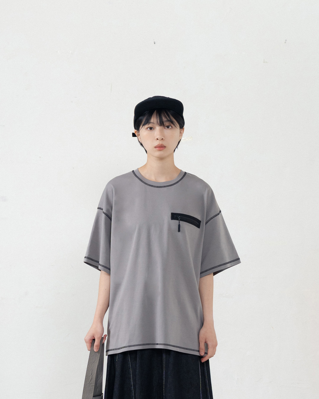 Zippered pocket color-blocked wide-stitch top, available in two colors. 1/2【01190350】in stock+pre-order
