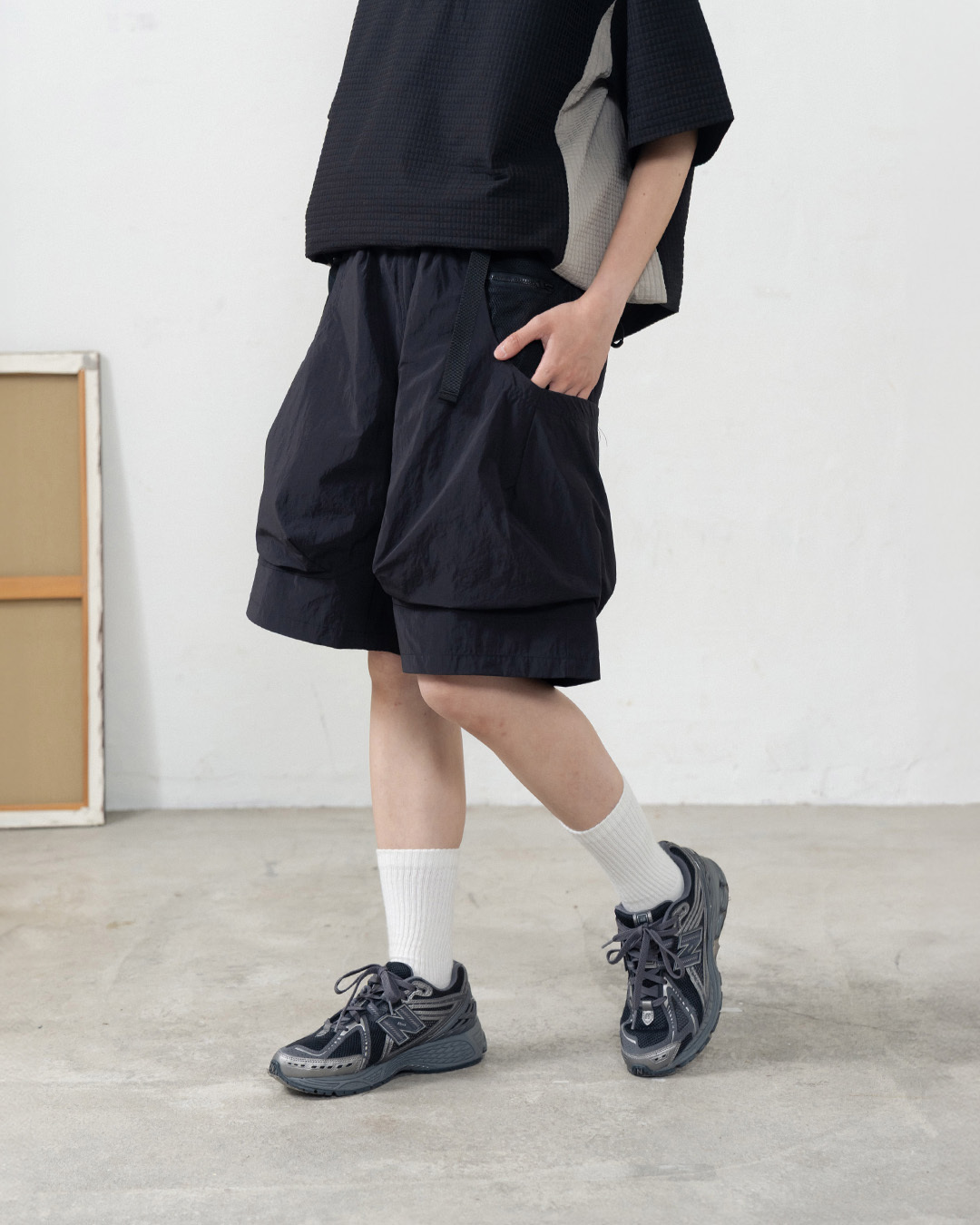 Mesh panel cargo shorts with large pockets and belt. Available in two colors, 1-3 pieces.【04130313】in stock+pre-order