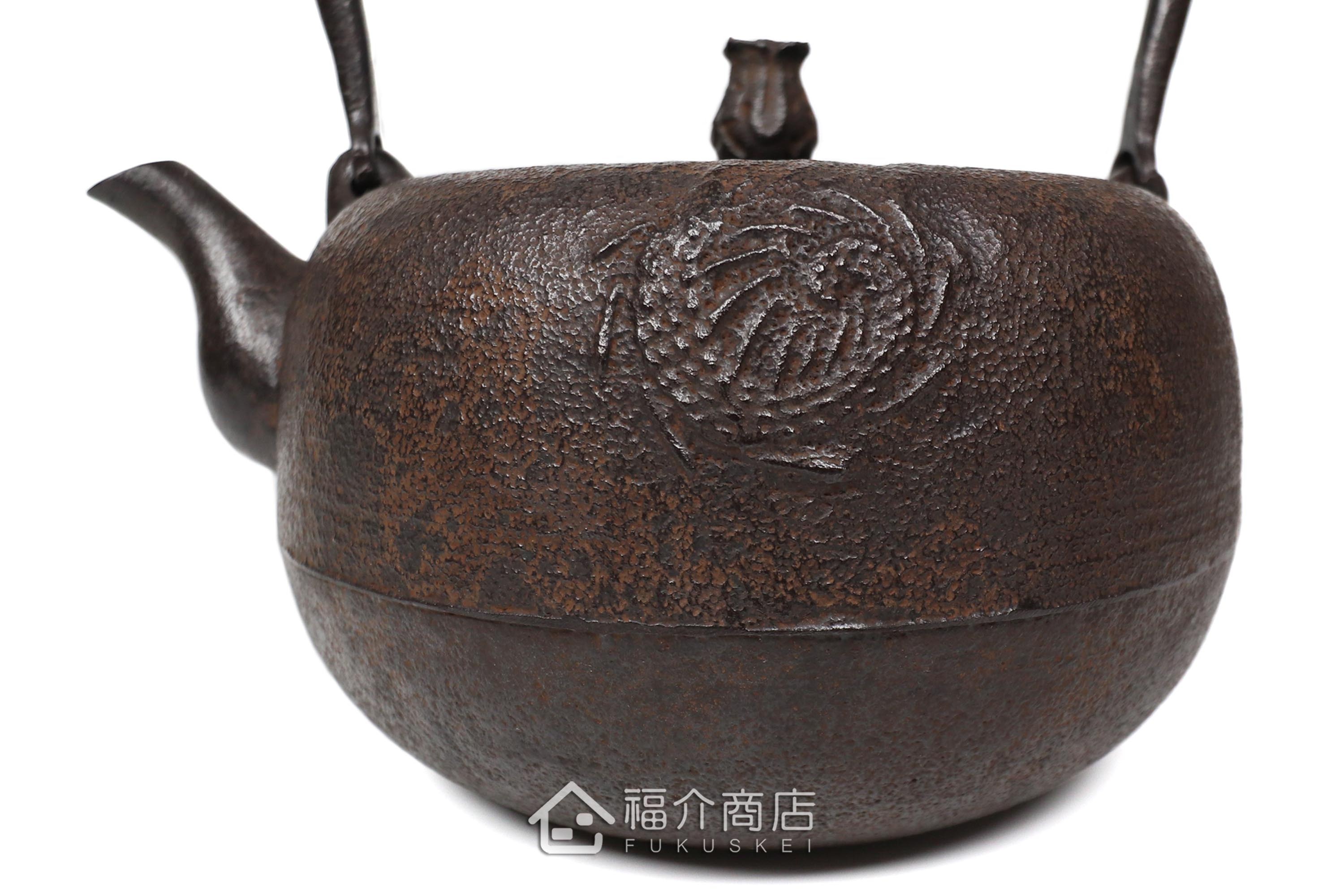 岩戶賢一郎所製作的日本鐵壺,壺身設計龍的圖紋