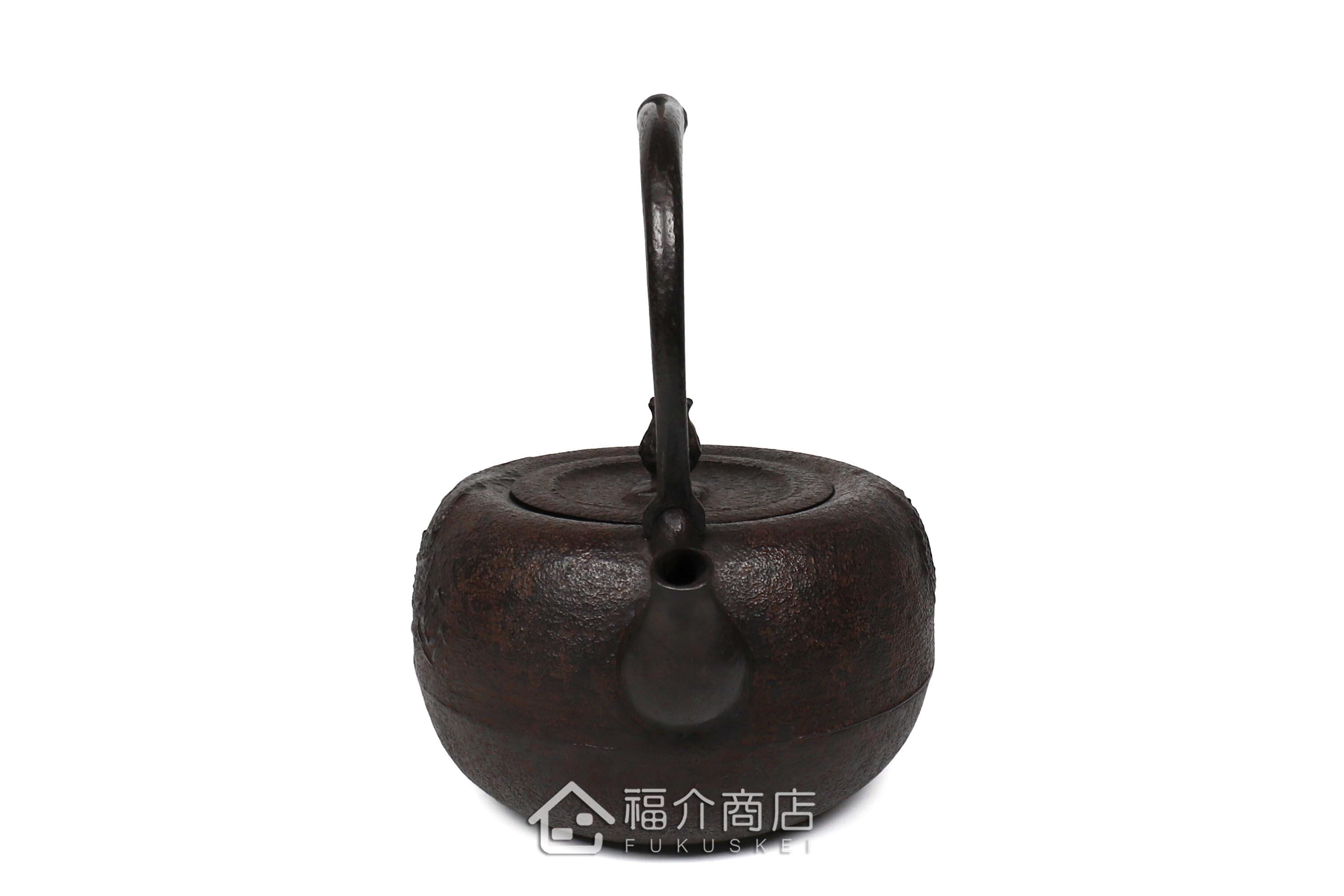 岩戶賢一郎所製作的日本鐵壺,壺身設計龍的圖紋