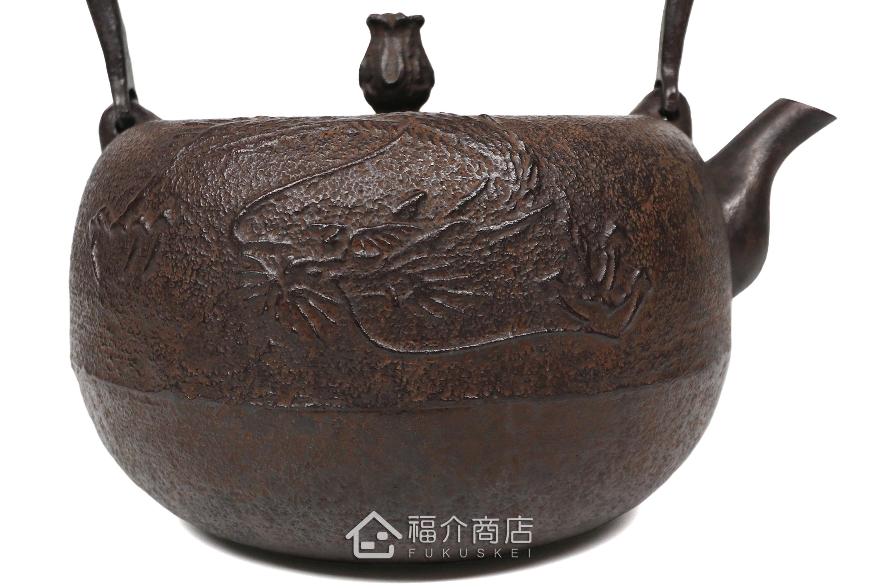 岩戶賢一郎所製作的日本鐵壺,壺身設計龍的圖紋