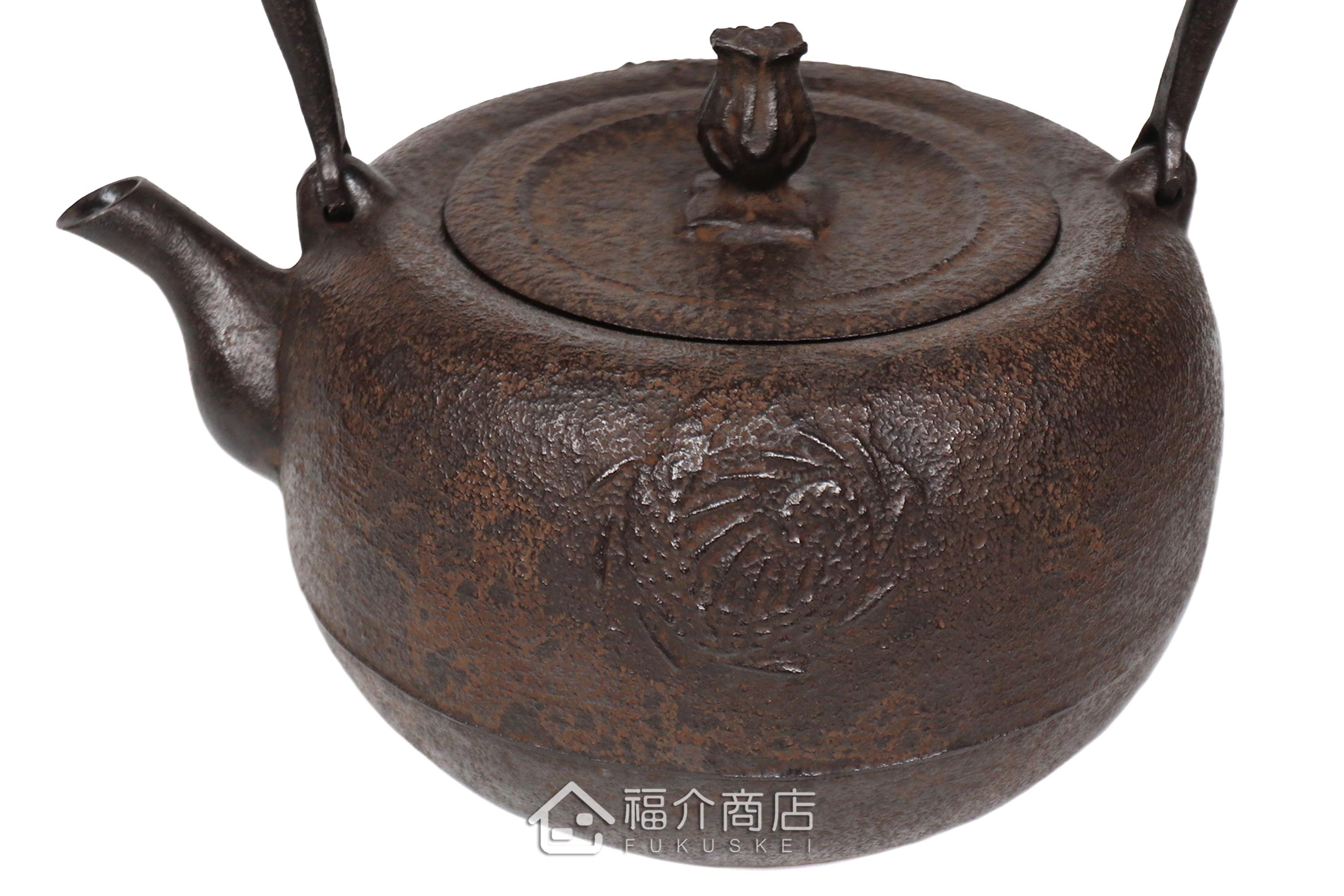 岩戶賢一郎所製作的日本鐵壺,壺身設計龍的圖紋