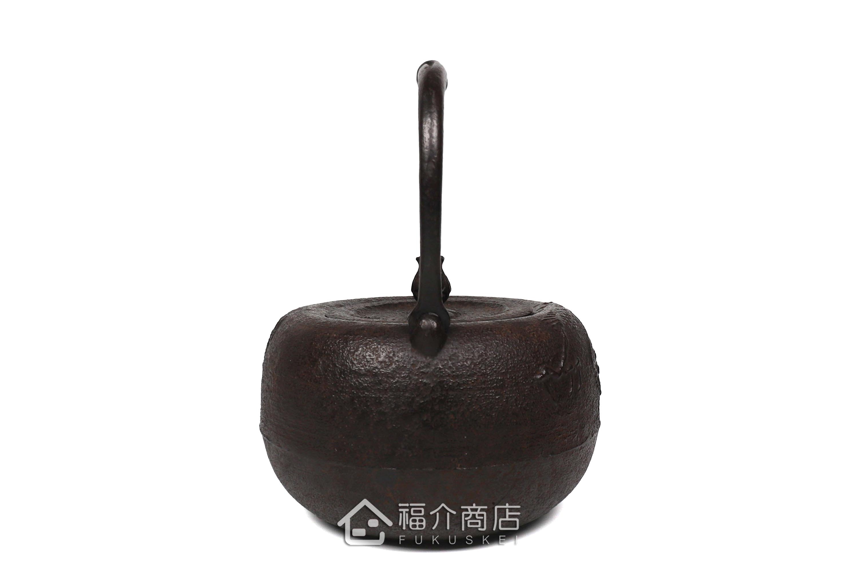 岩戶賢一郎所製作的日本鐵壺,壺身設計龍的圖紋