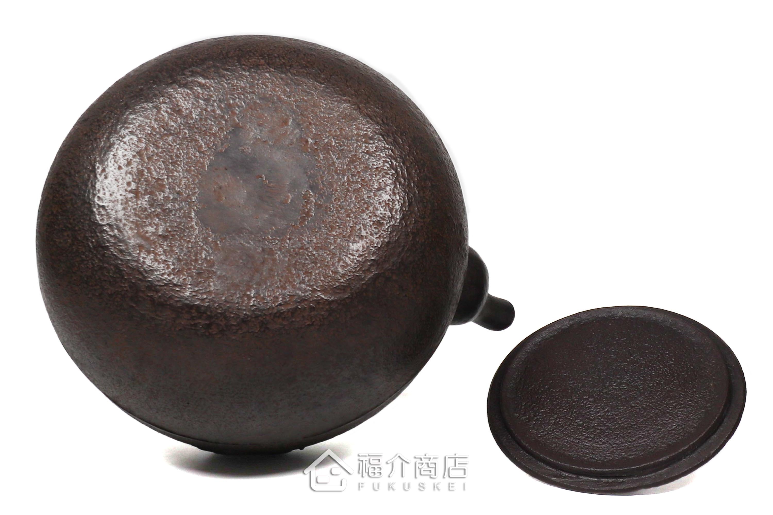 岩戶賢一郎所製作的日本鐵壺,壺身設計龍的圖紋