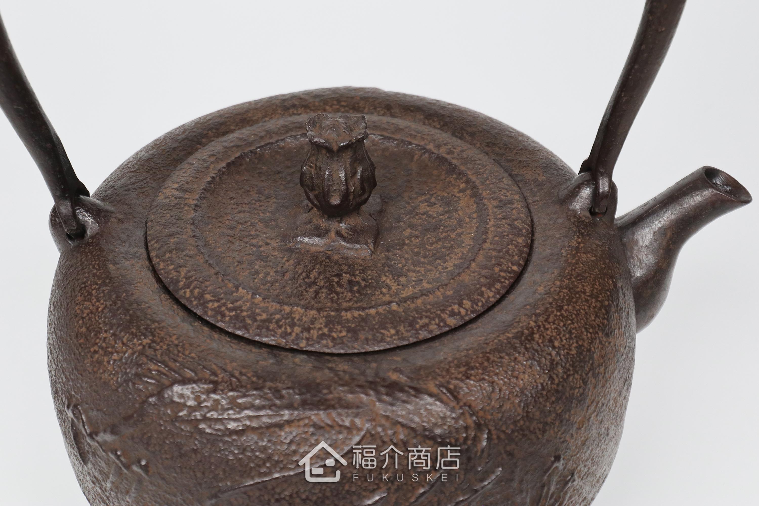 岩戶賢一郎所製作的日本鐵壺,壺身設計龍的圖紋