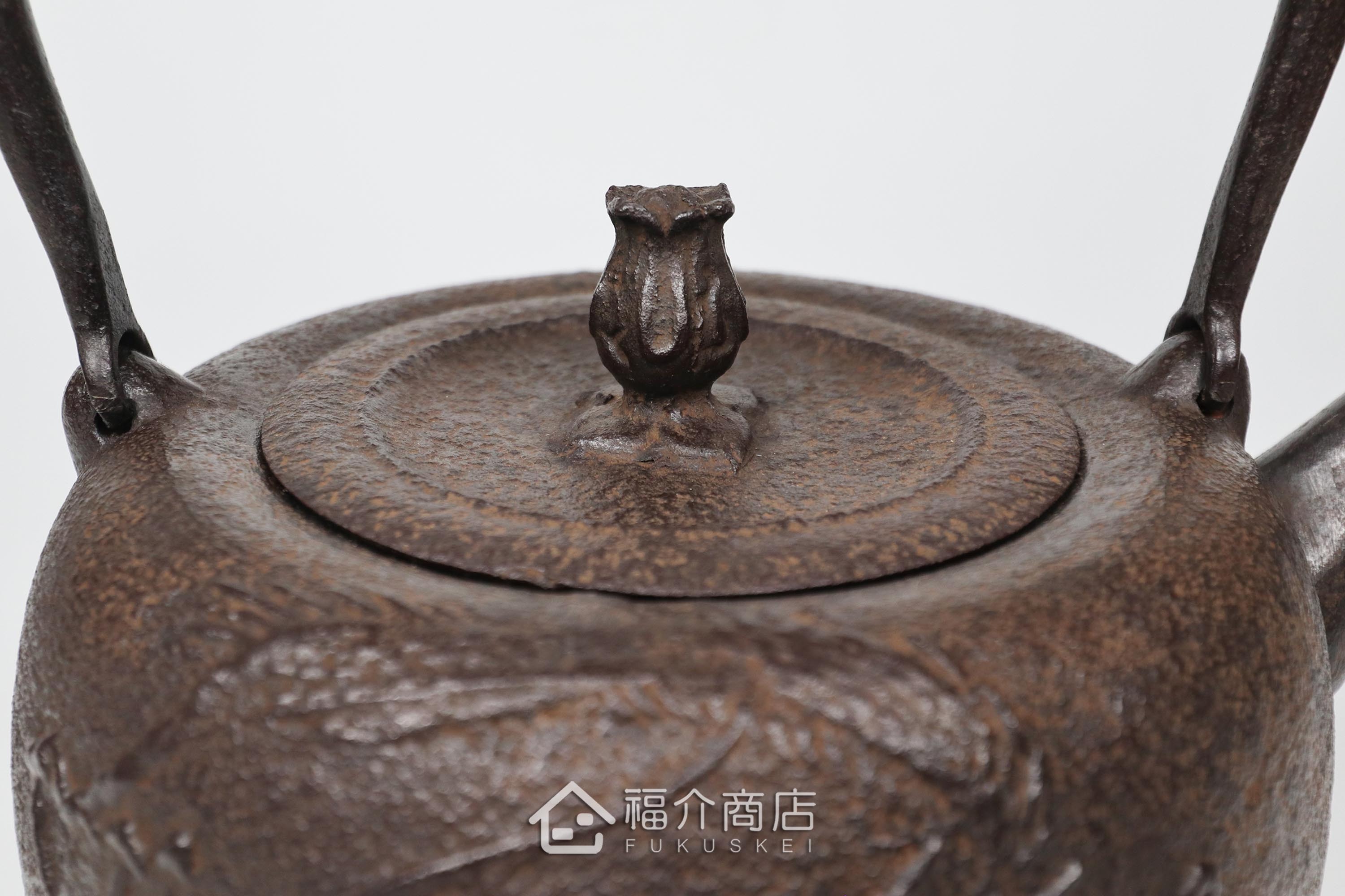 岩戶賢一郎所製作的日本鐵壺,壺身設計龍的圖紋