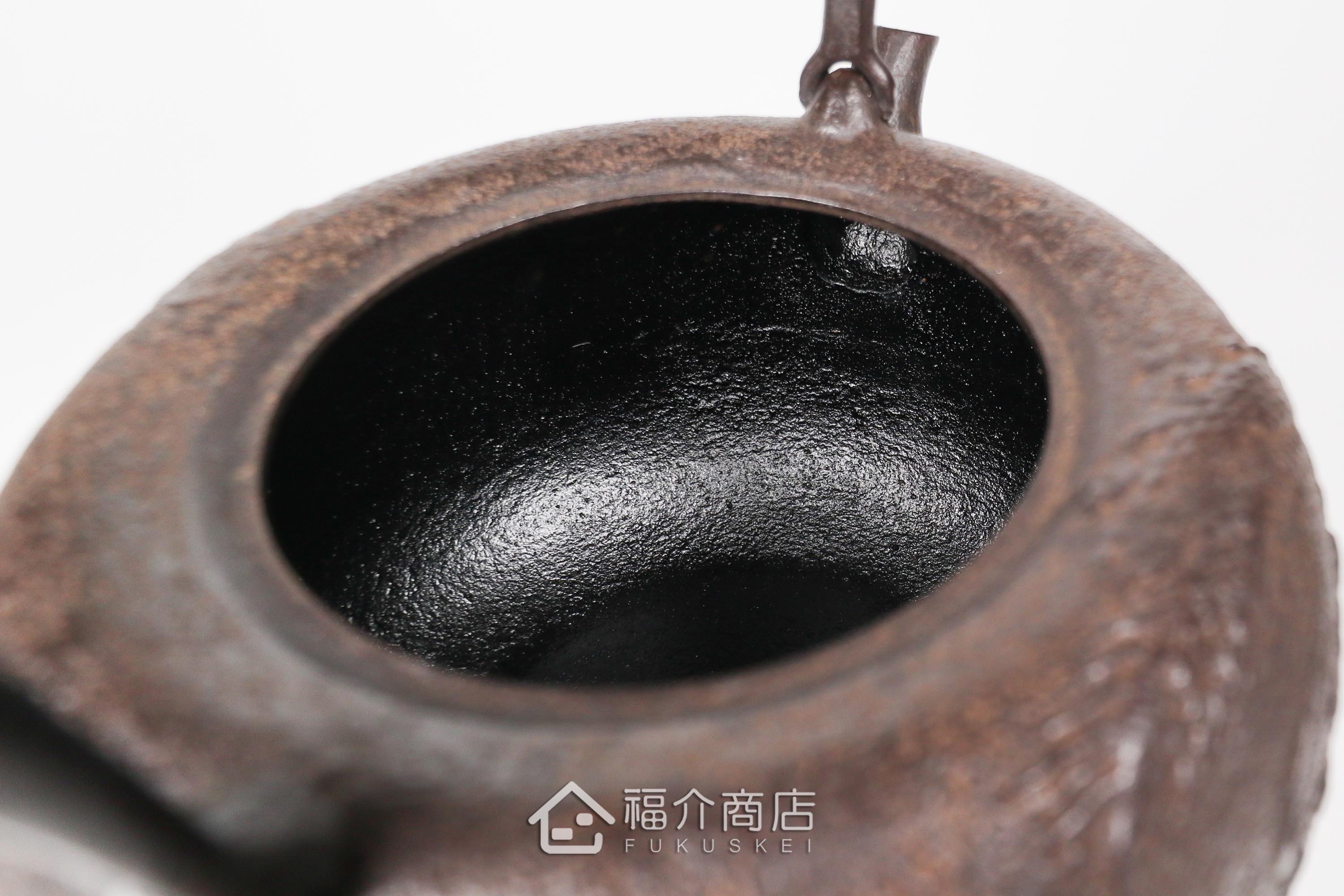 岩戶賢一郎所製作的日本鐵壺,壺身設計龍的圖紋