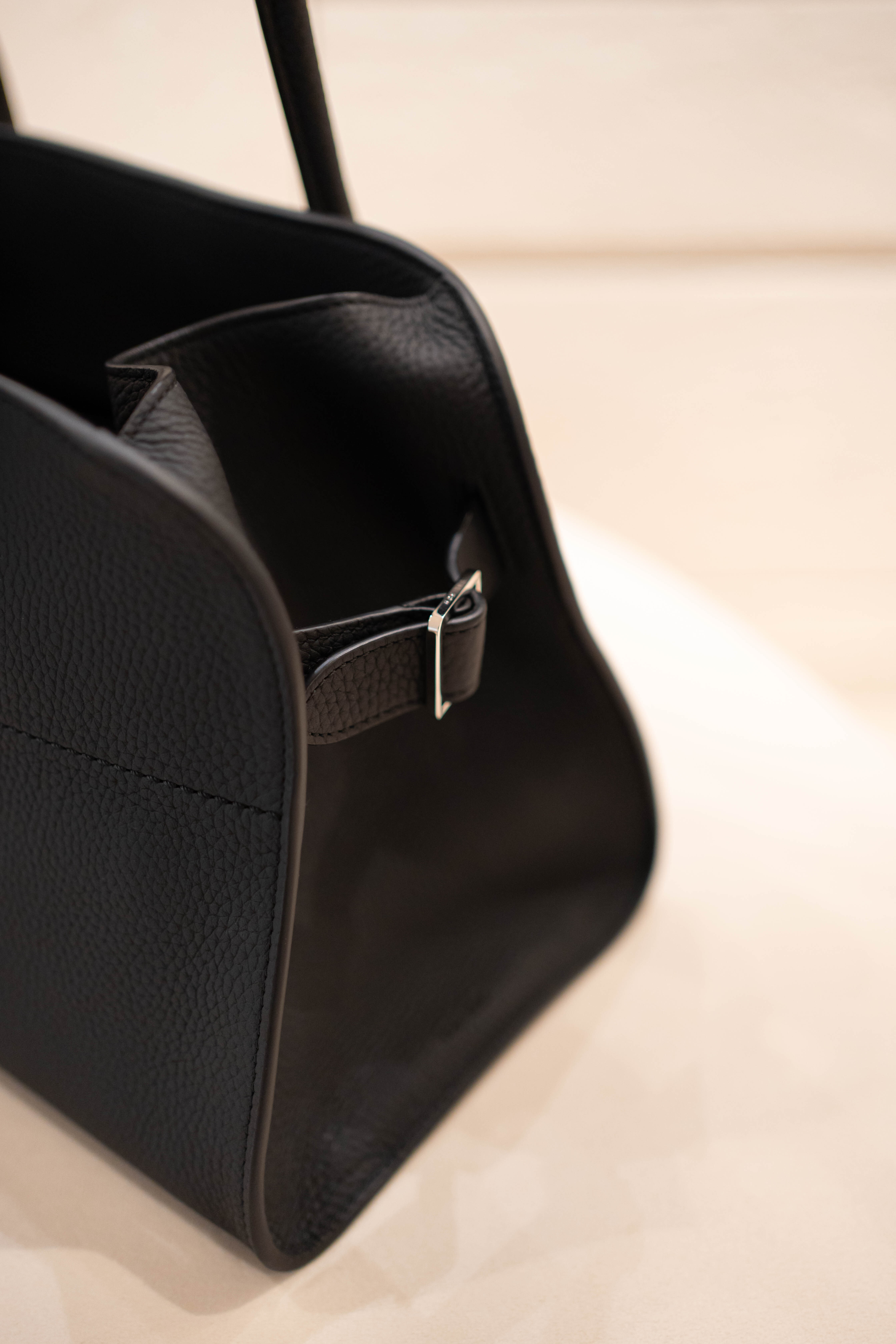 The Row Margaux Shoulder 12 Bag 黑色