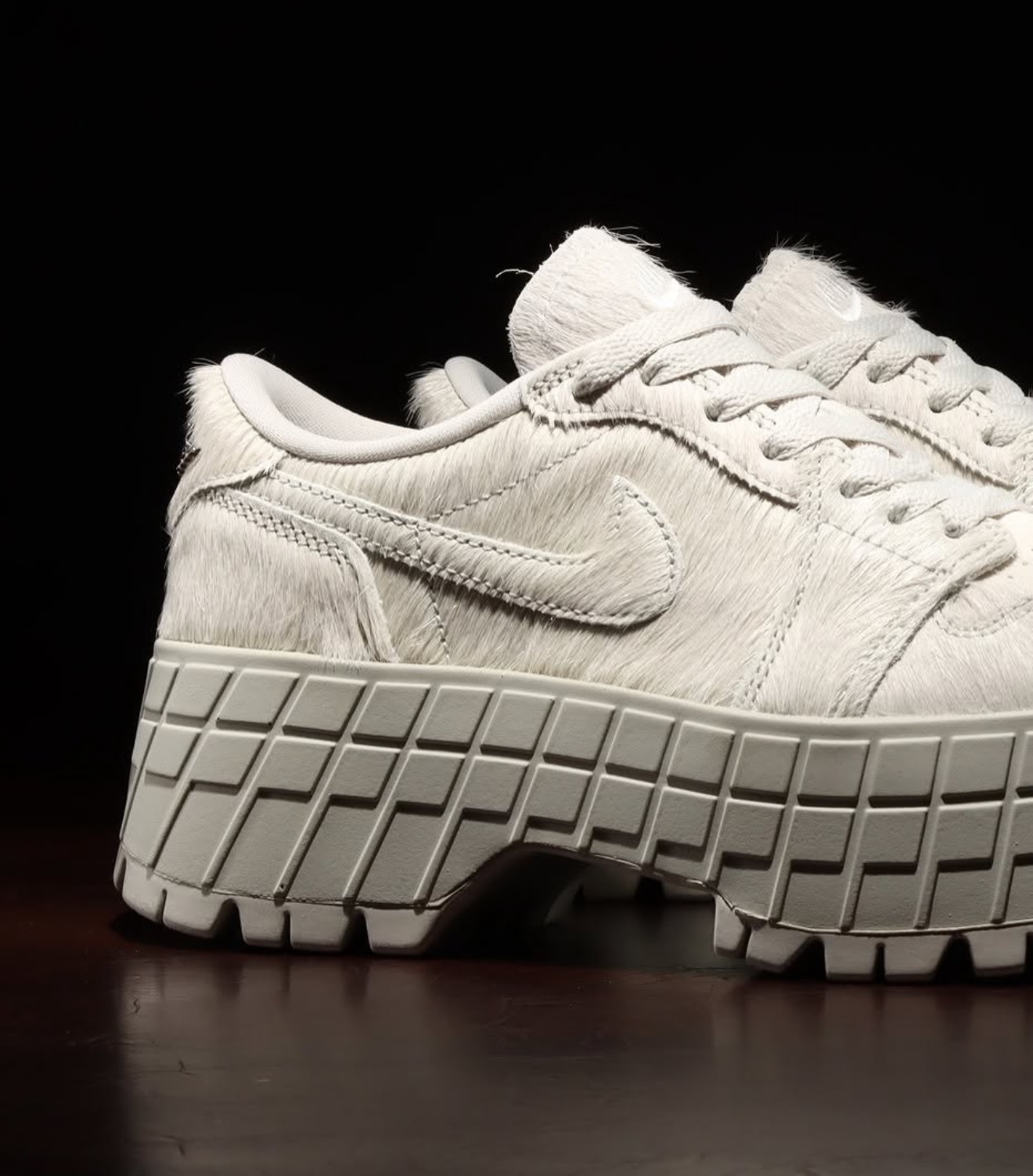 Nike Women's Air Jordan 1 Brooklyn Low "Light Bone/Metallic Silver"馬毛米白色 IB7210-001