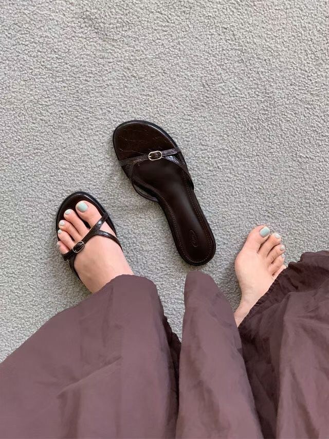 雙線皮帶釦造型平底涼鞋 / 3色