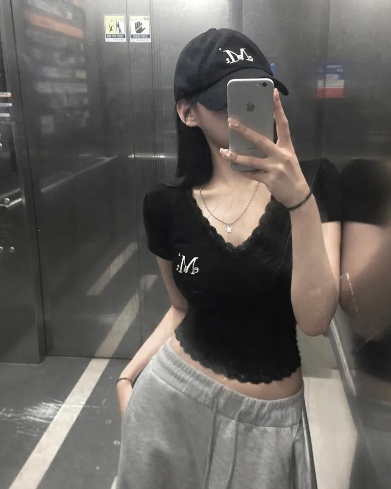 <品牌給超低價>Mucent 蕾絲 純欲 V領 小標 短袖款 3色