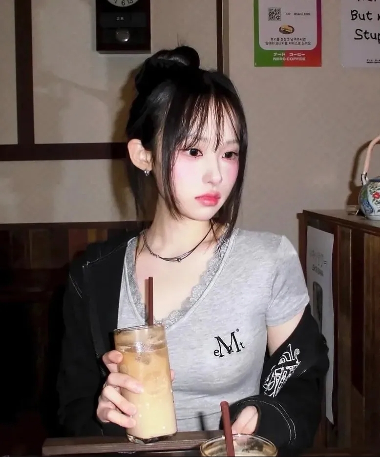 <品牌給超低價>Mucent 蕾絲 純欲 V領 小標 短袖款 3色