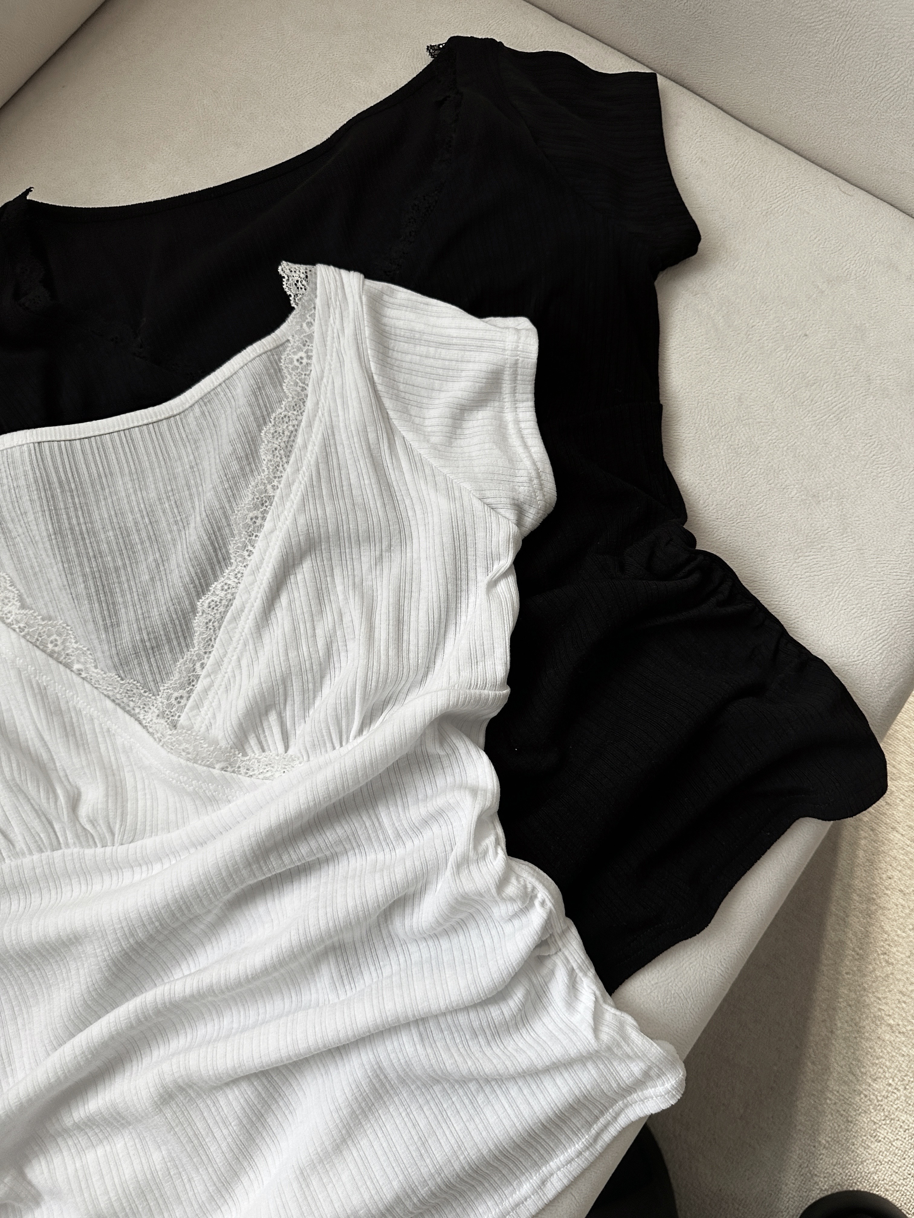 U09 微透日常 蕾絲壓紋短袖 (黑)