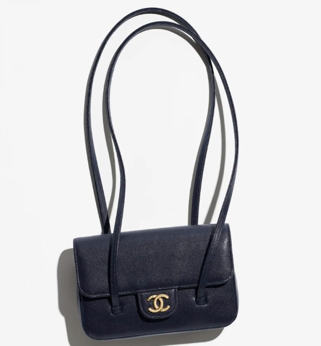CHANEL 2026春夏｜黑藍色亮面粒紋小牛皮背帶包