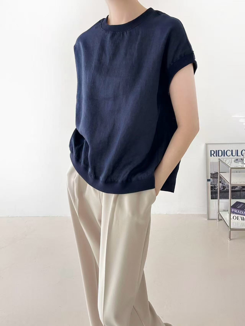 背影多了一點個性感與層次感的麻料上衣