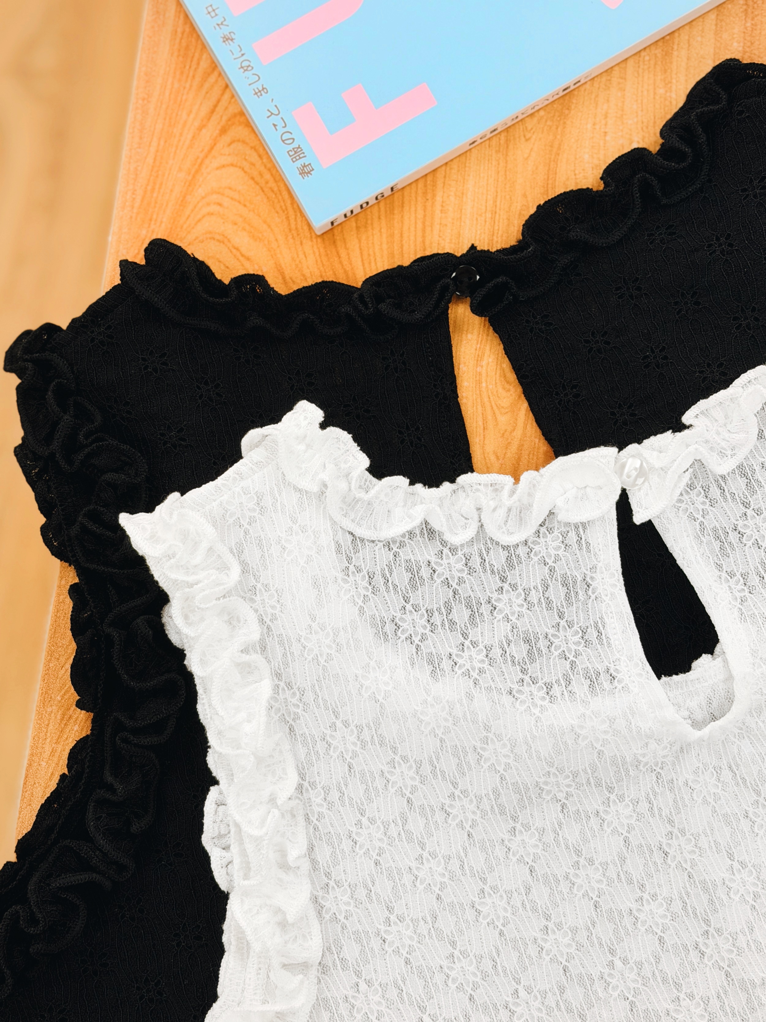 兩色 / 微透感壓花荷葉邊背心 / Semi-Sheer Textured Ruffle Trim Tank Top