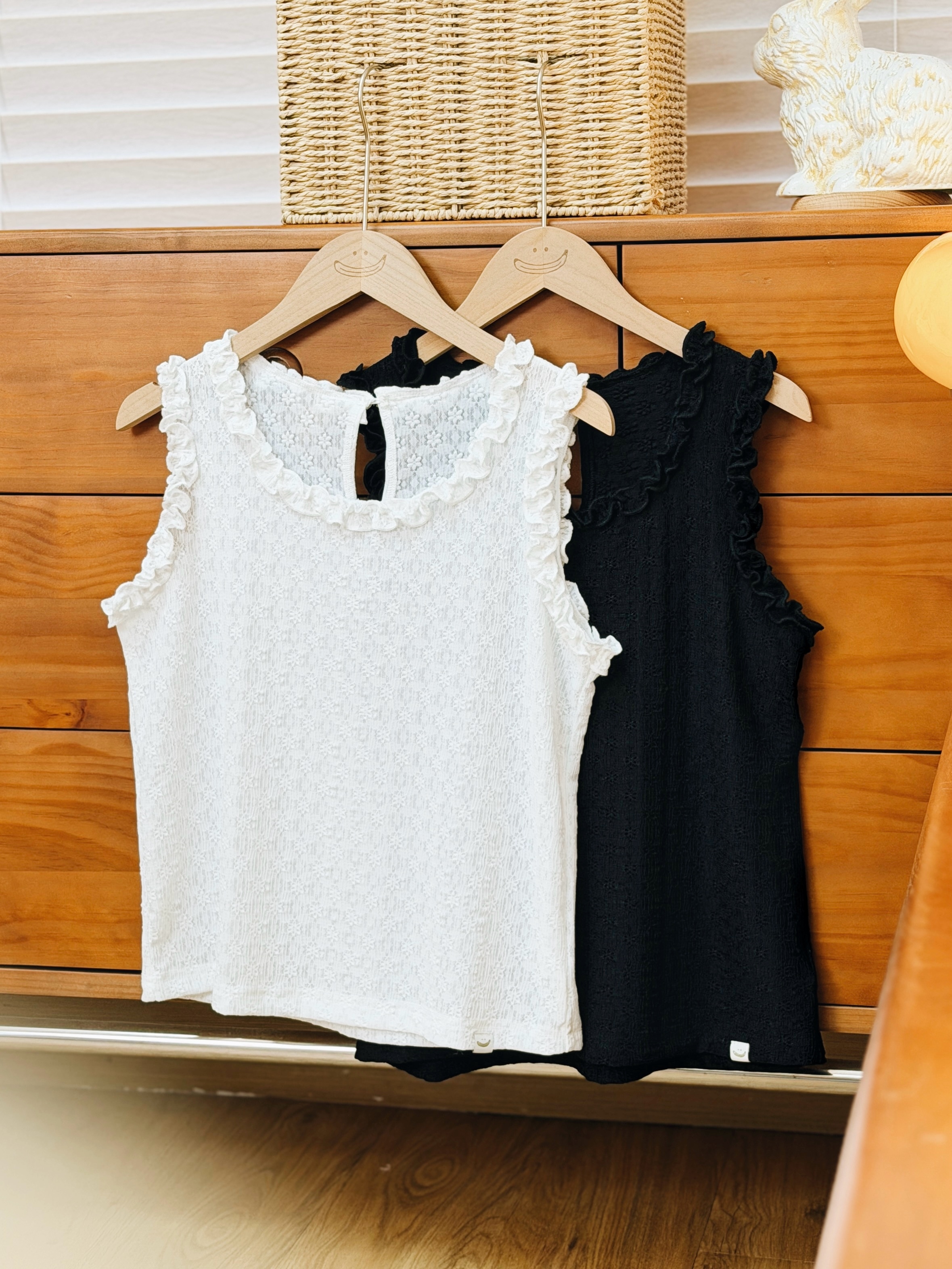 兩色 / 微透感壓花荷葉邊背心 / Semi-Sheer Textured Ruffle Trim Tank Top