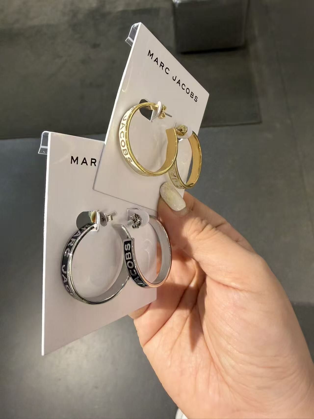 【預購】Marc Jacobs H052609 文字logo圈耳環