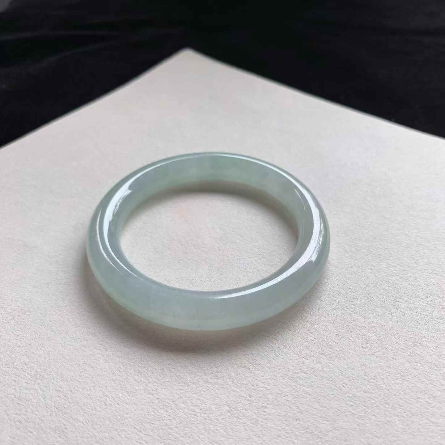 5172346 55.6mm冰種晴綠翡翠圓條手鐲 (54-56)