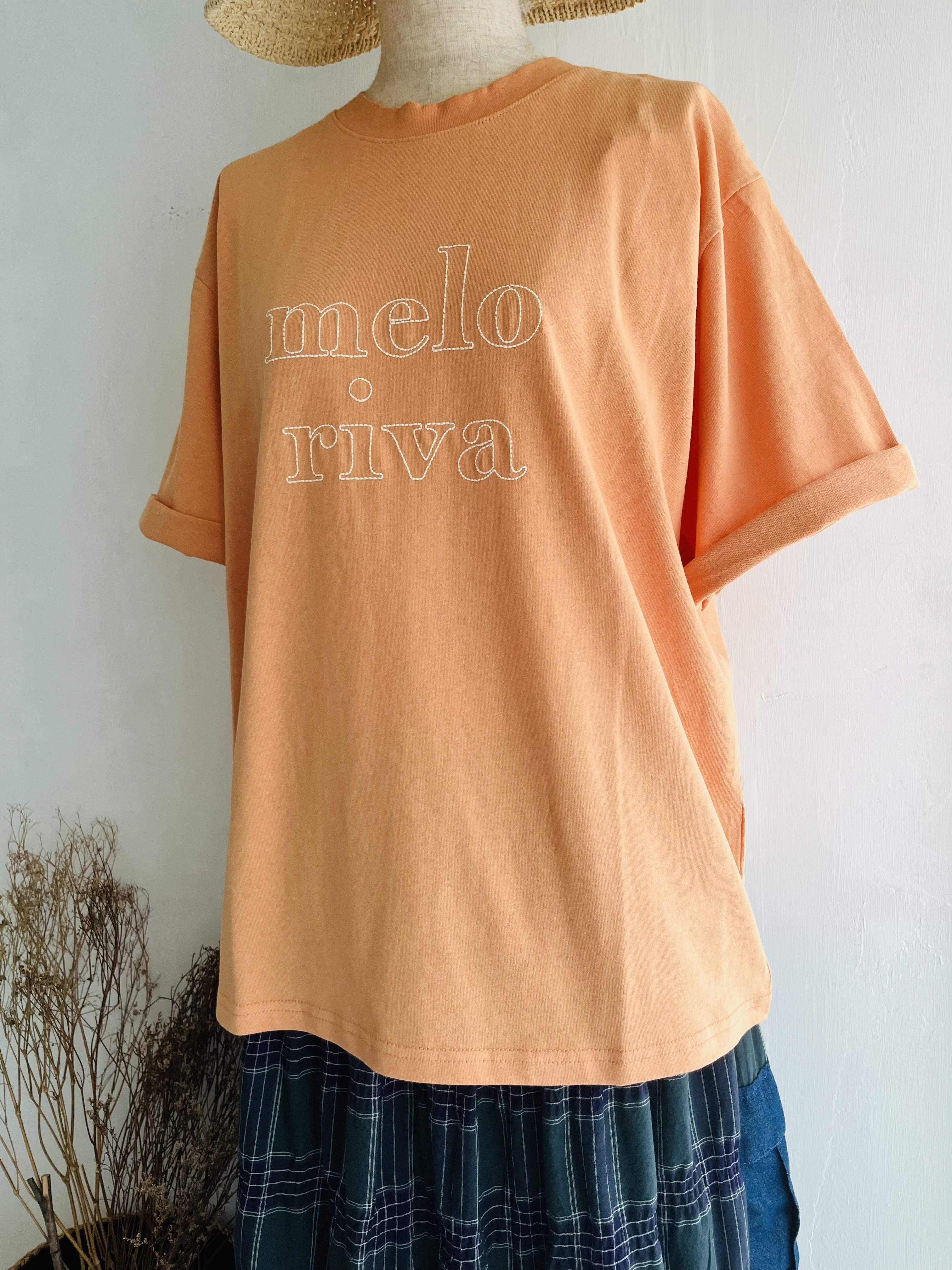 m.m.o.粉橙色圓領刺繡tee