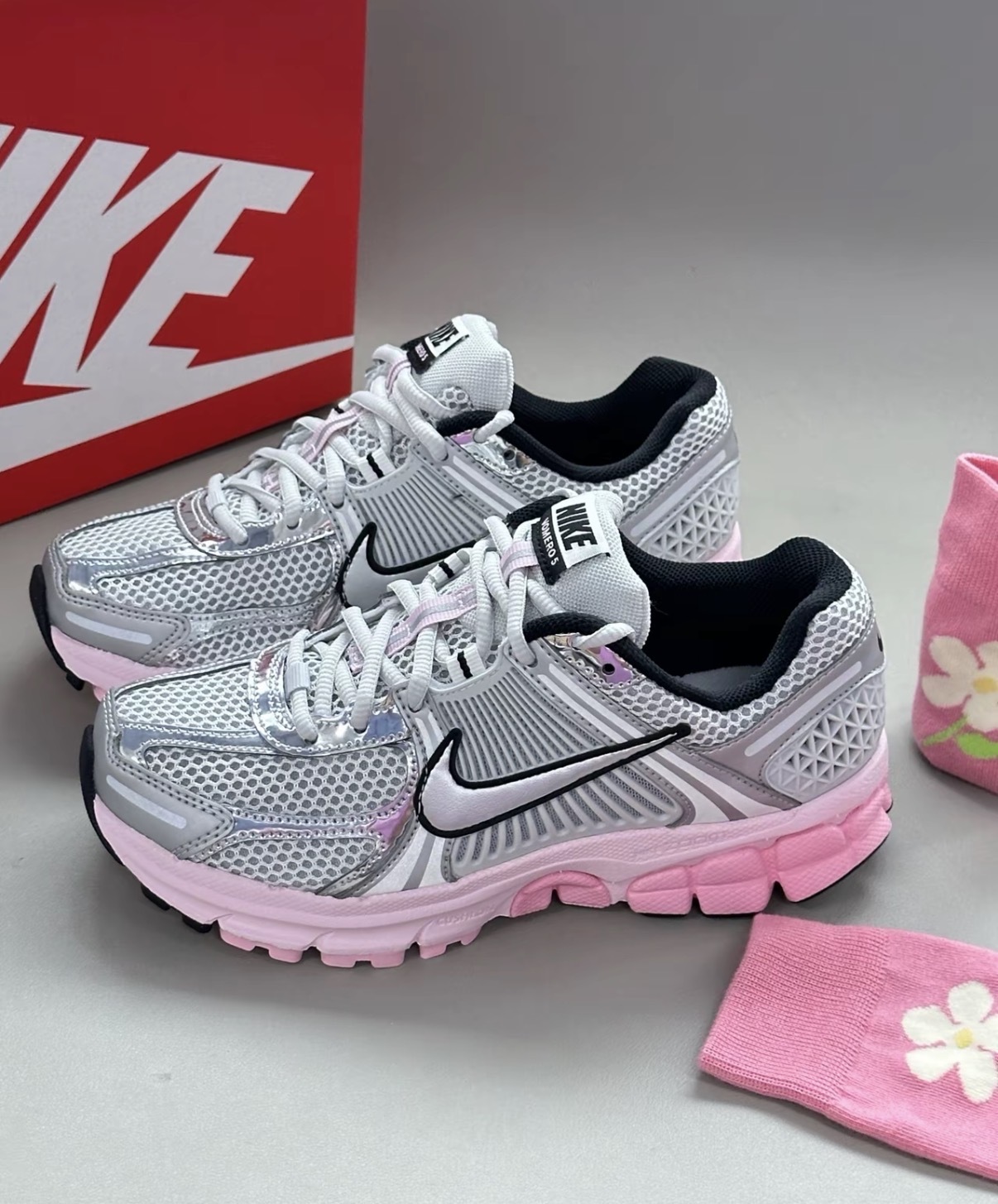 女鞋 NIKE W ZOOM VOMERO 5 銀粉 復古 氣墊 網眼 運動 休閒鞋【HF1877-001】VMO5