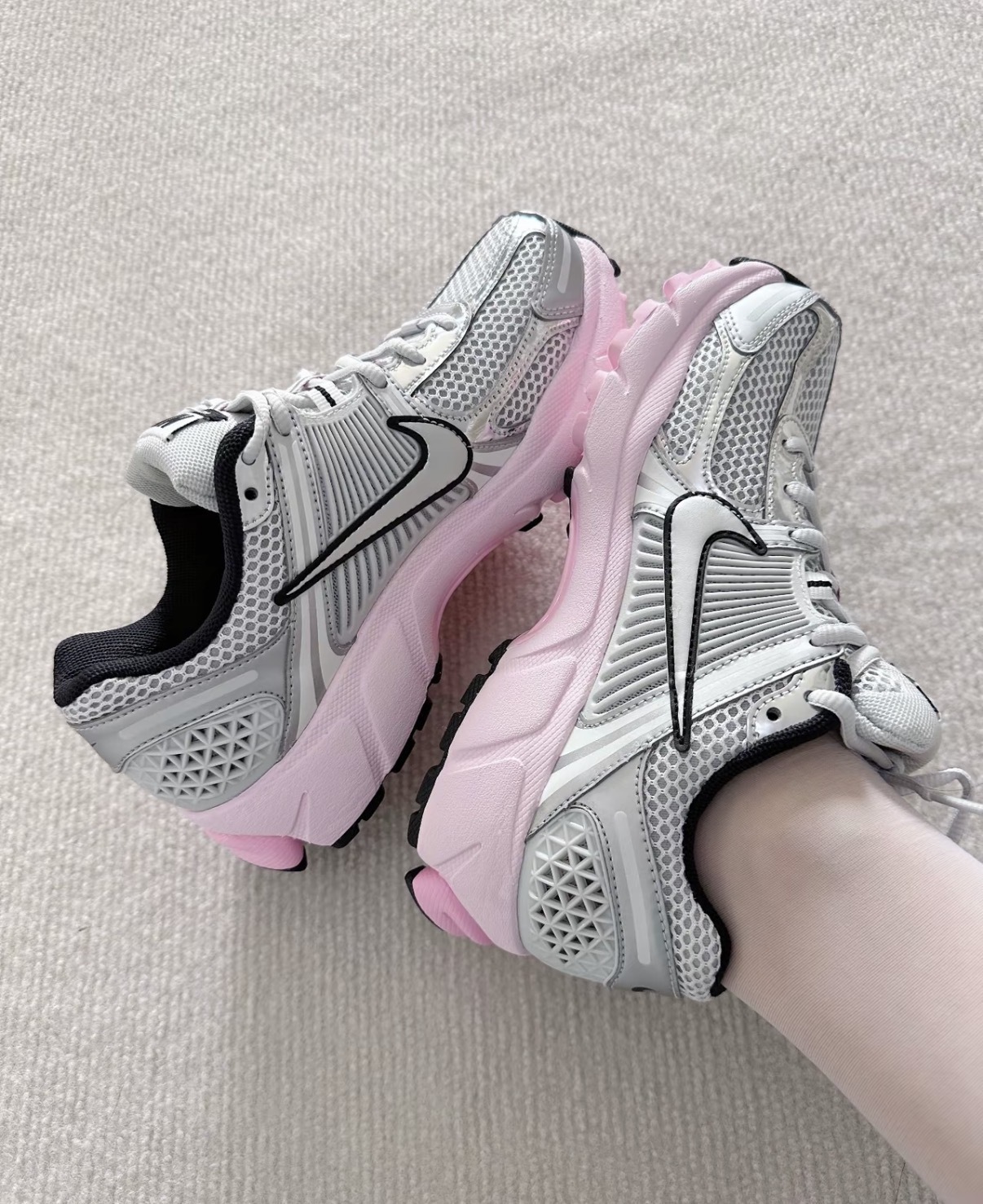 女鞋 NIKE W ZOOM VOMERO 5 銀粉 復古 氣墊 網眼 運動 休閒鞋【HF1877-001】VMO5