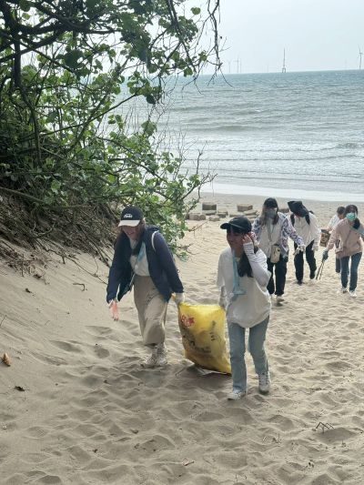 淨淨團隊在沙灘清出88公斤的垃圾