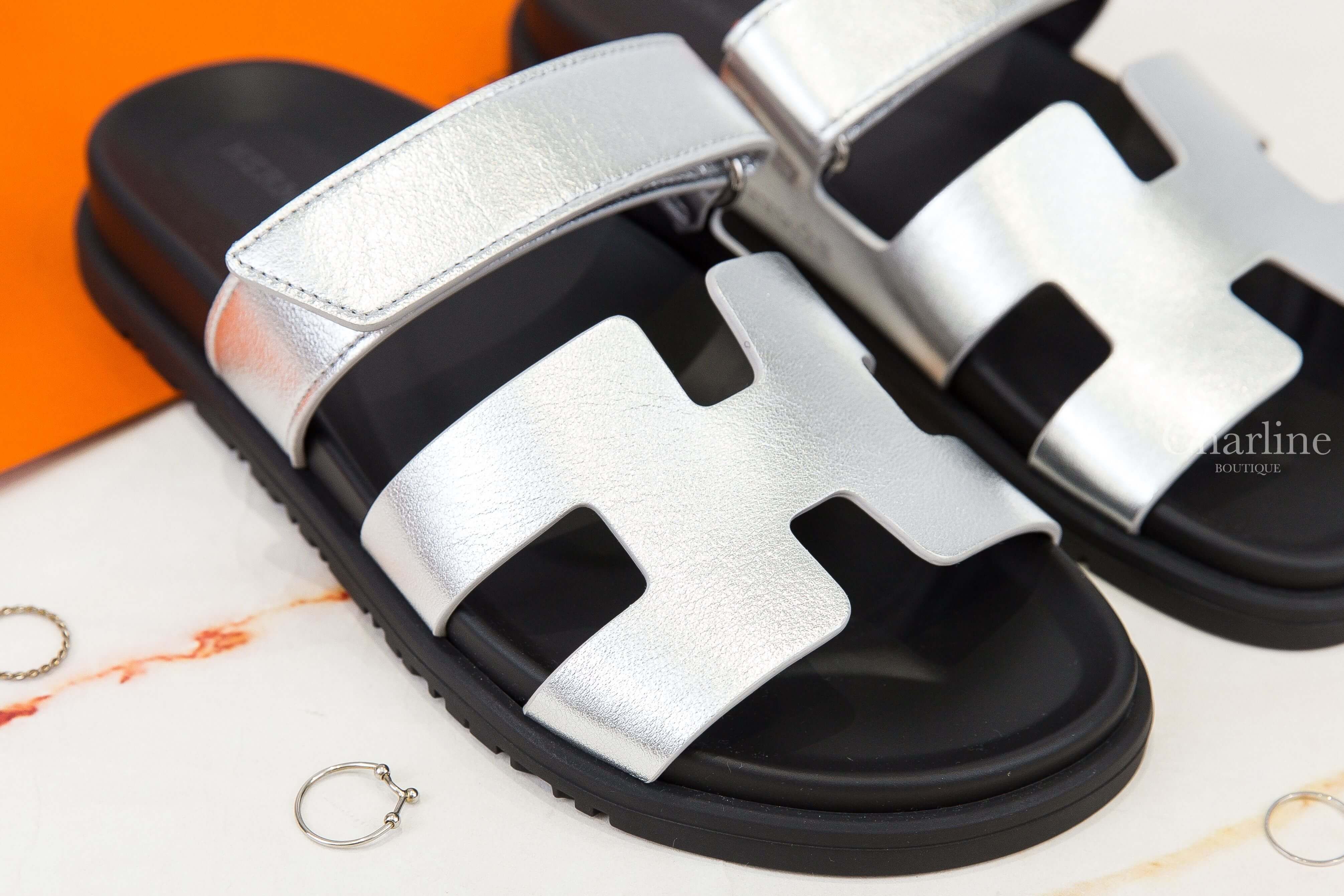 Hermès Chypre Sandal 銀灰色小牛皮黑底魔鬼氈橡膠平底拖鞋