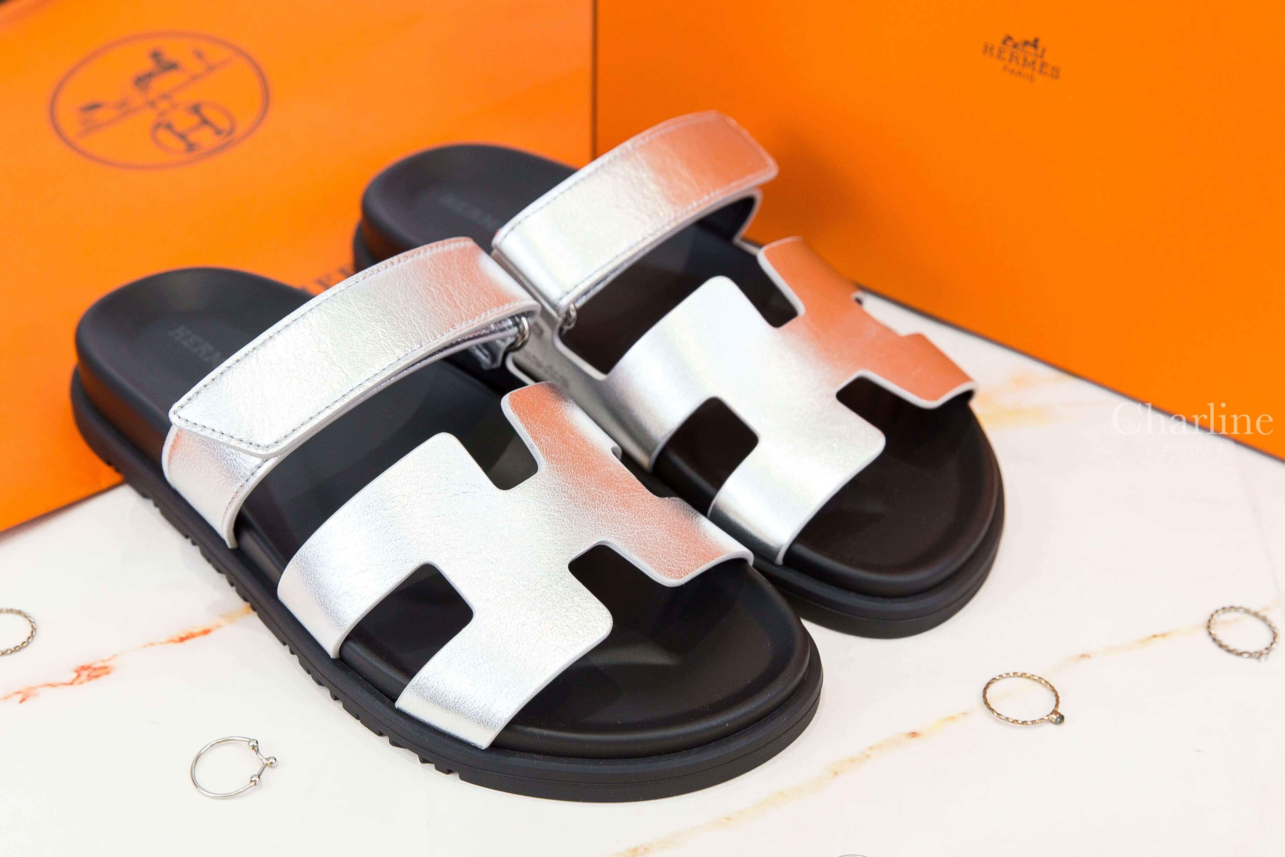 Hermès Chypre Sandal 銀灰色小牛皮黑底魔鬼氈橡膠平底拖鞋