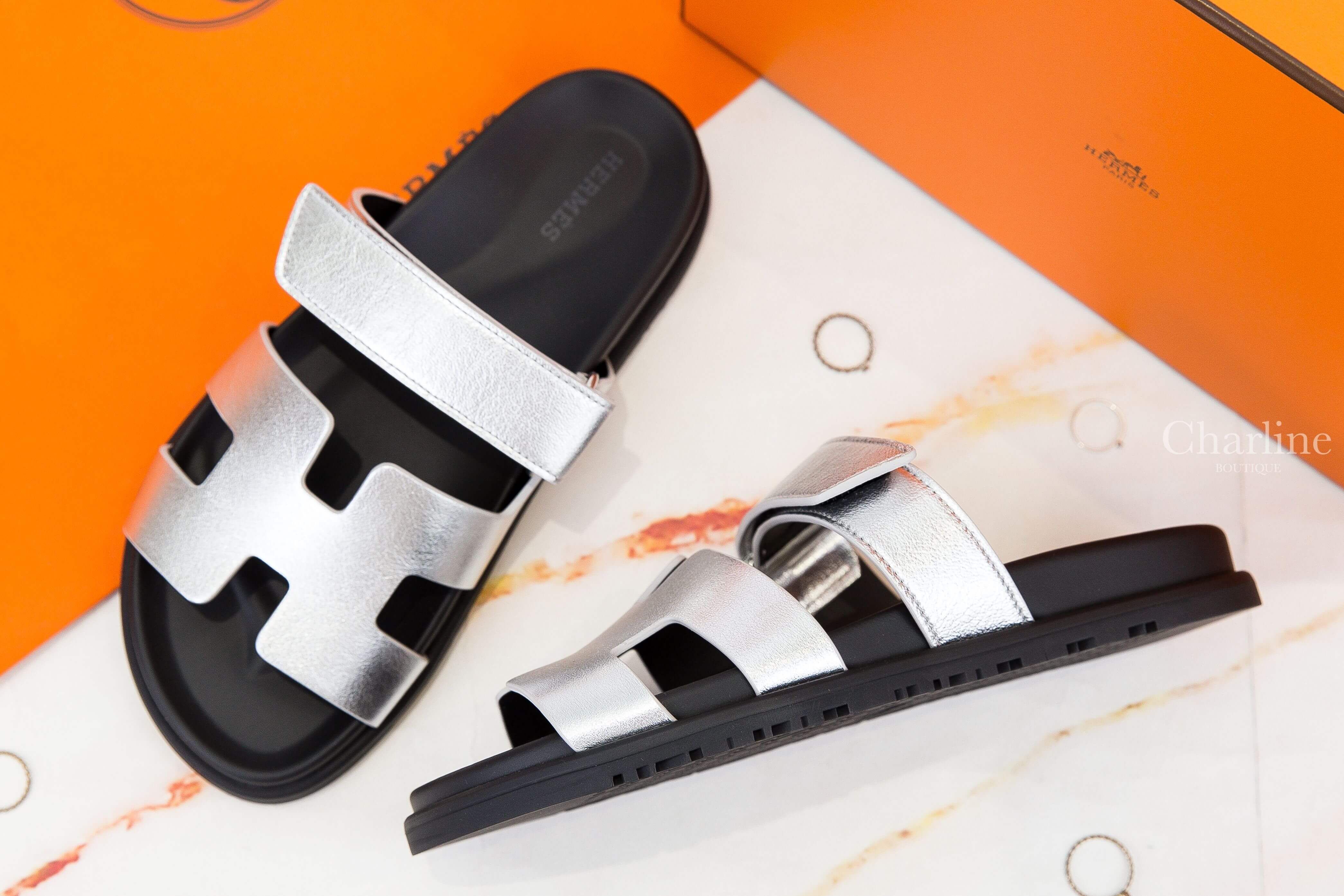 Hermès Chypre Sandal 銀灰色小牛皮黑底魔鬼氈橡膠平底拖鞋-Charline Boutique 精品代購