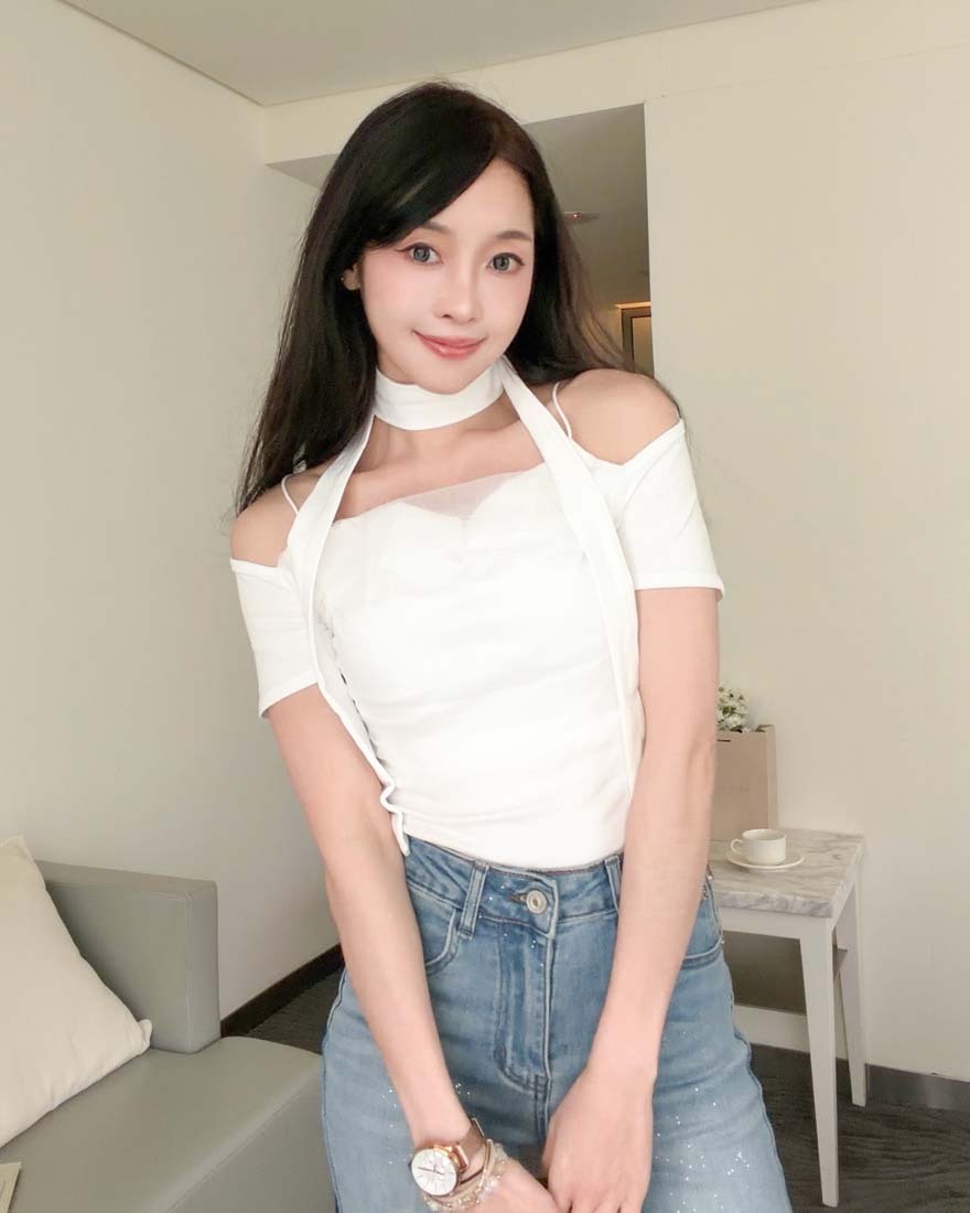 LINA LINA微甜仙氣網紗拼接露肩上衣附繞帶-珍珠白