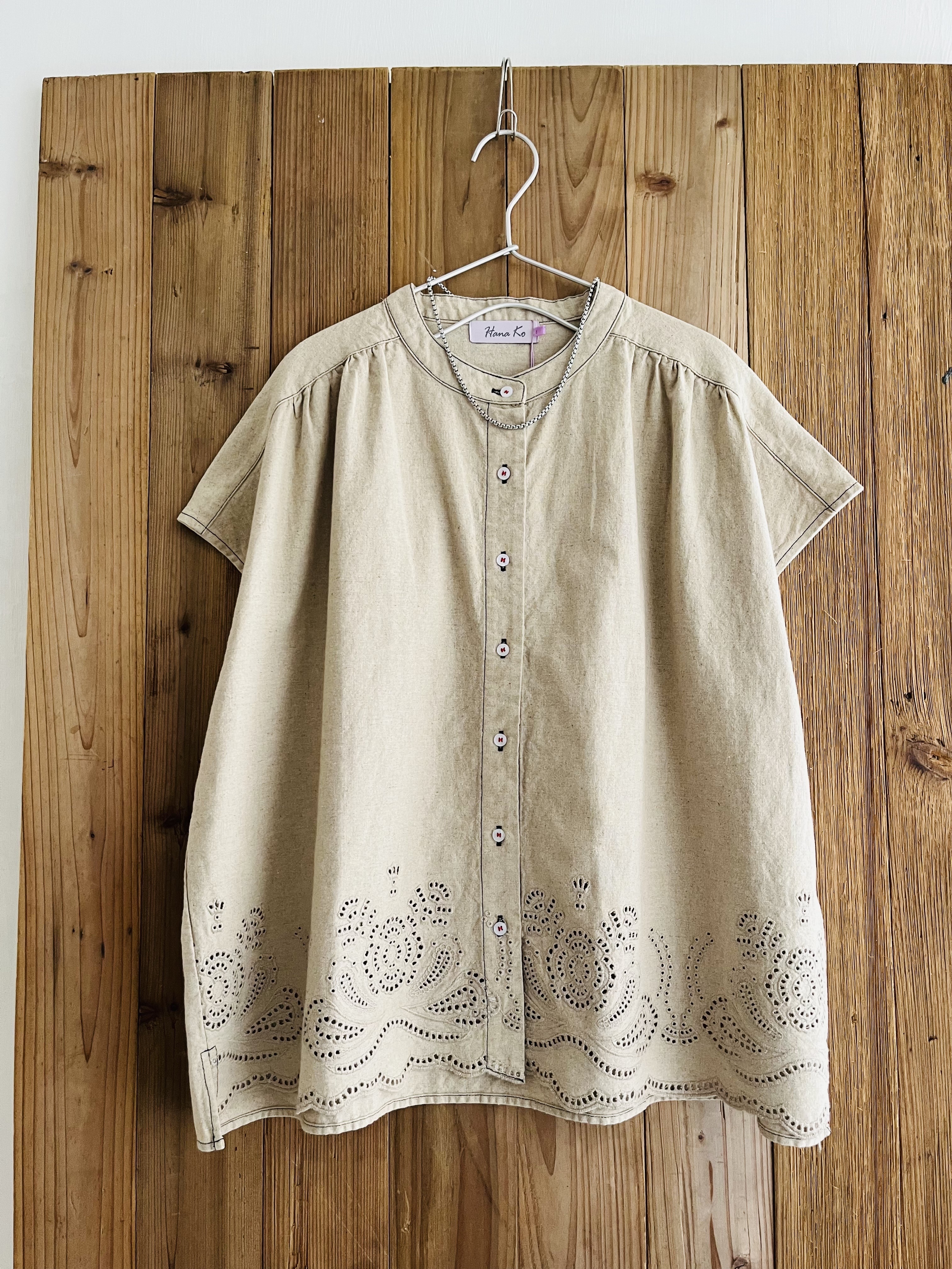 Hana Ko麻色刺繡通花腳top